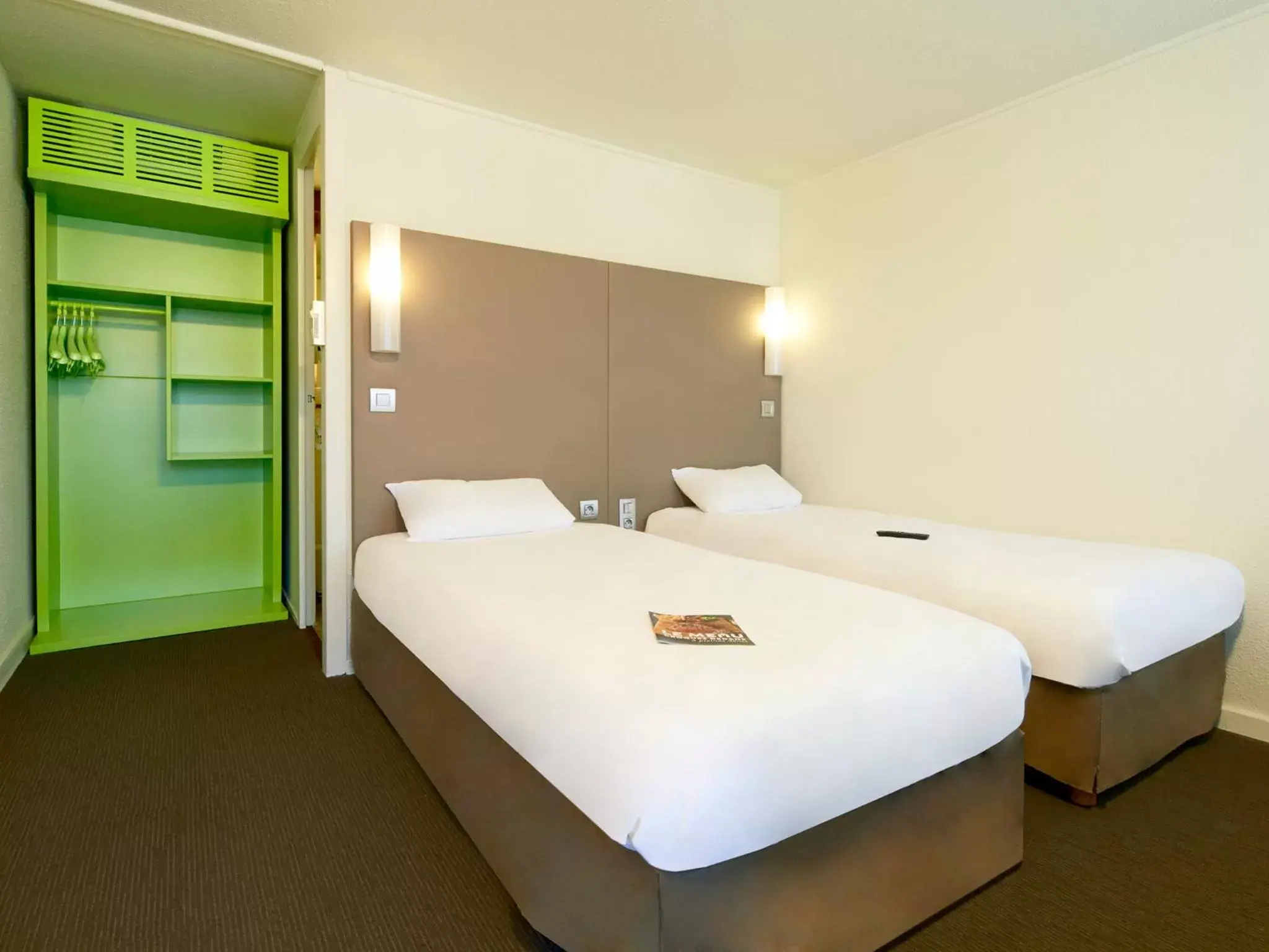 Bedroom, Bed in Campanile Dijon Sud - Marsannay