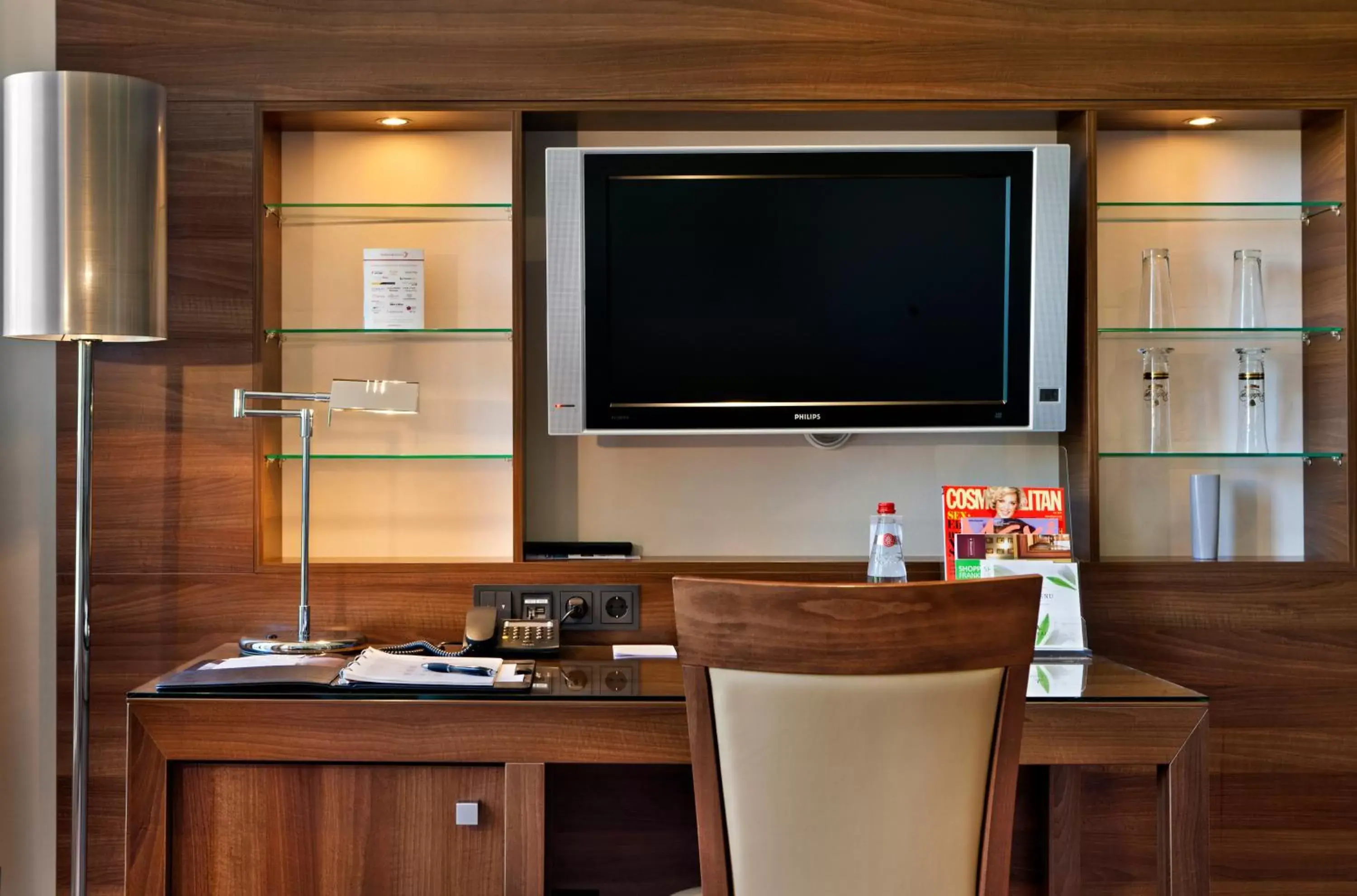 TV and multimedia, TV/Entertainment Center in Flemings Hotel Frankfurt Main-Riverside