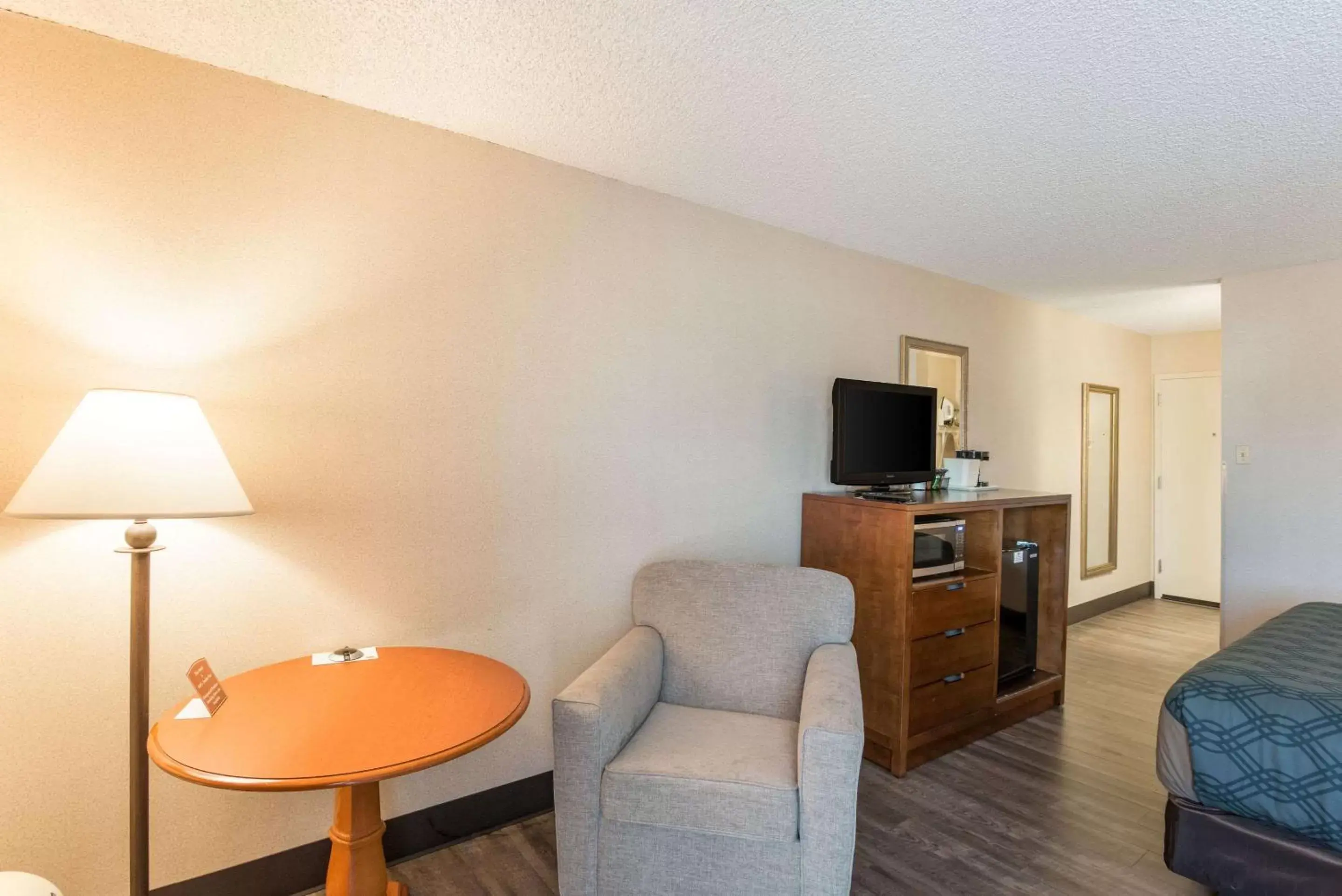 Photo of the whole room, Seating Area in Econo Lodge Grand Junction