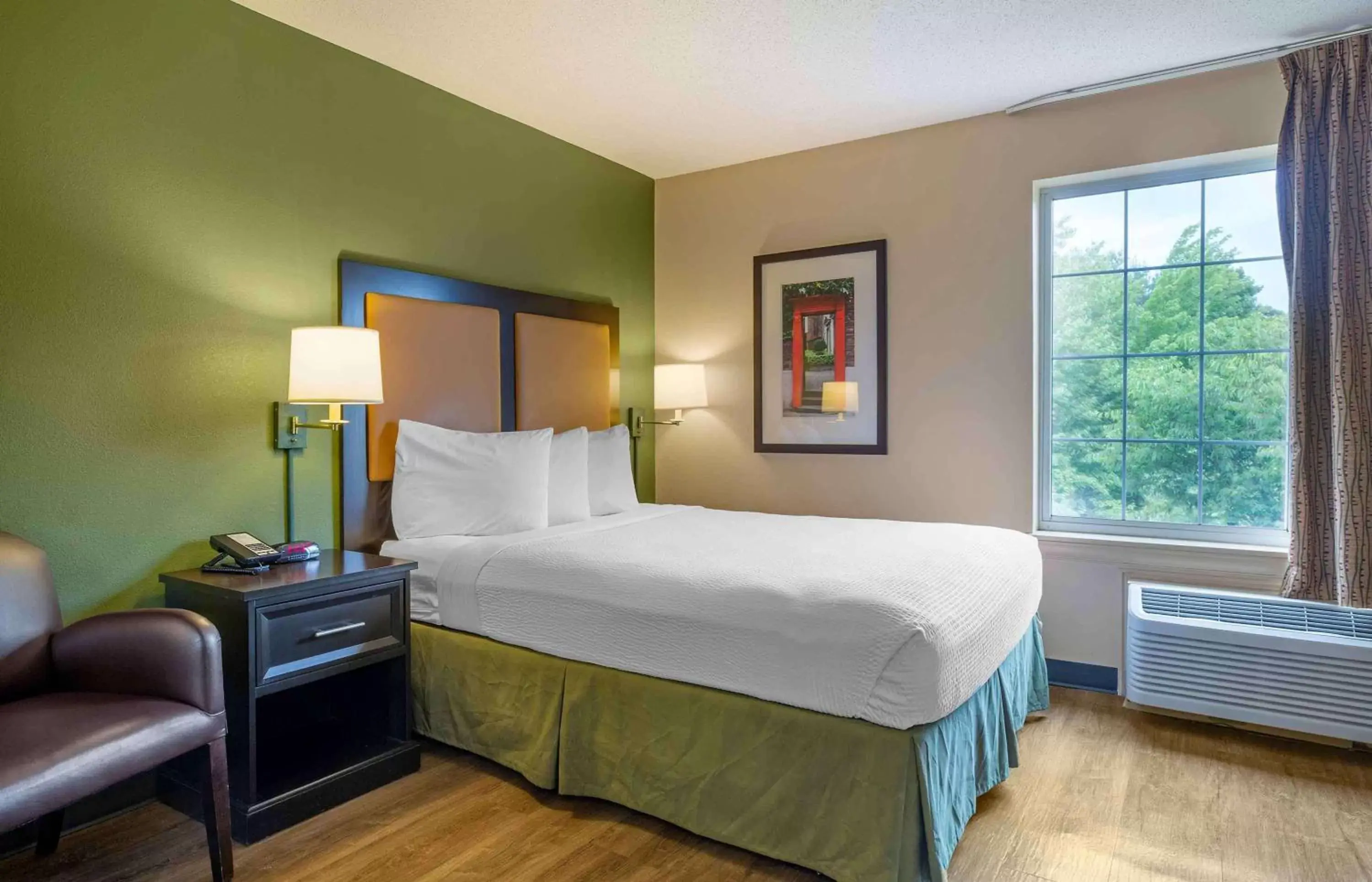 Bedroom, Bed in Extended Stay America Suites - Boston - Marlborough