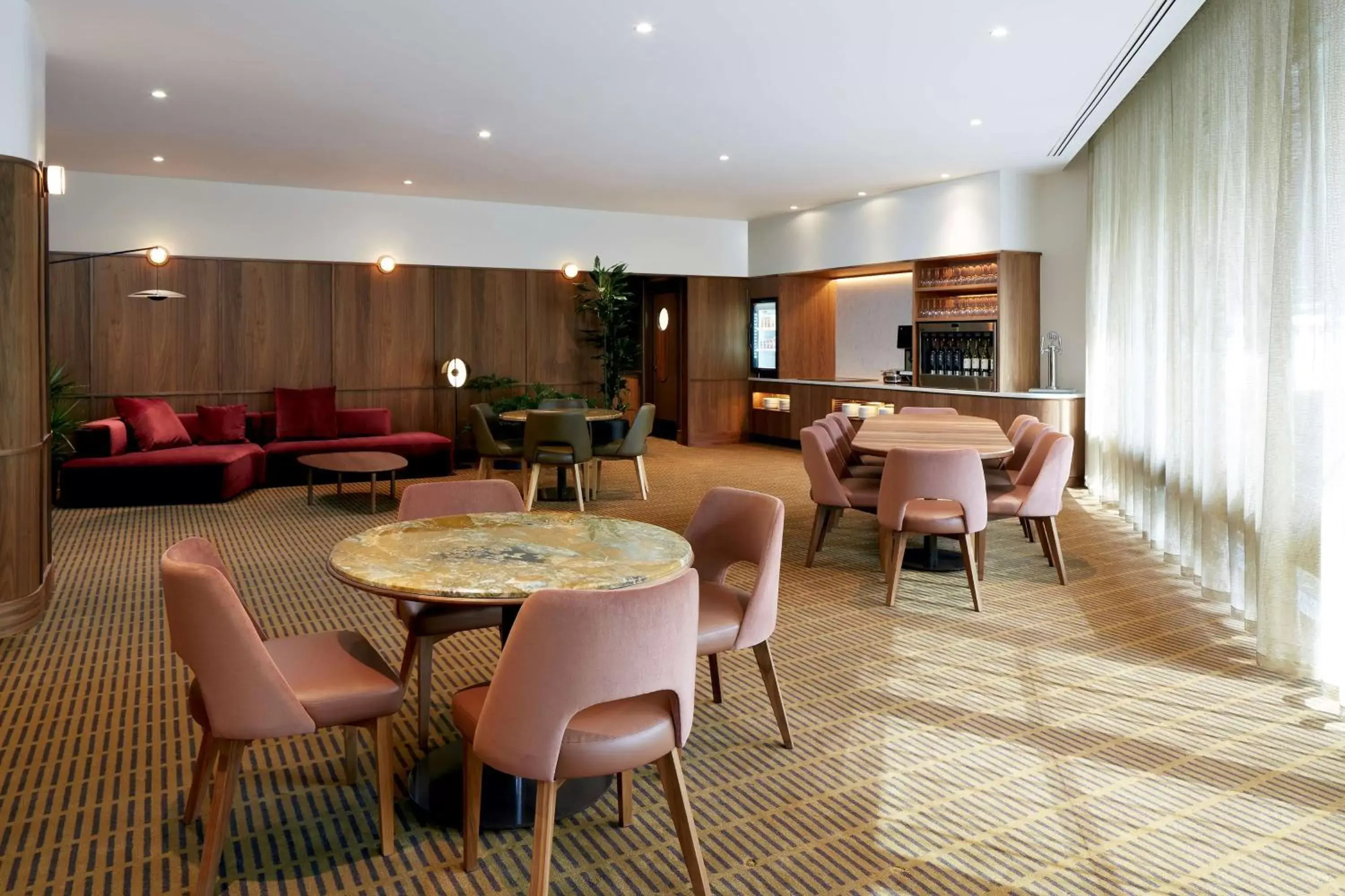Property building, Lounge/Bar in DoubleTree By Hilton Montreal