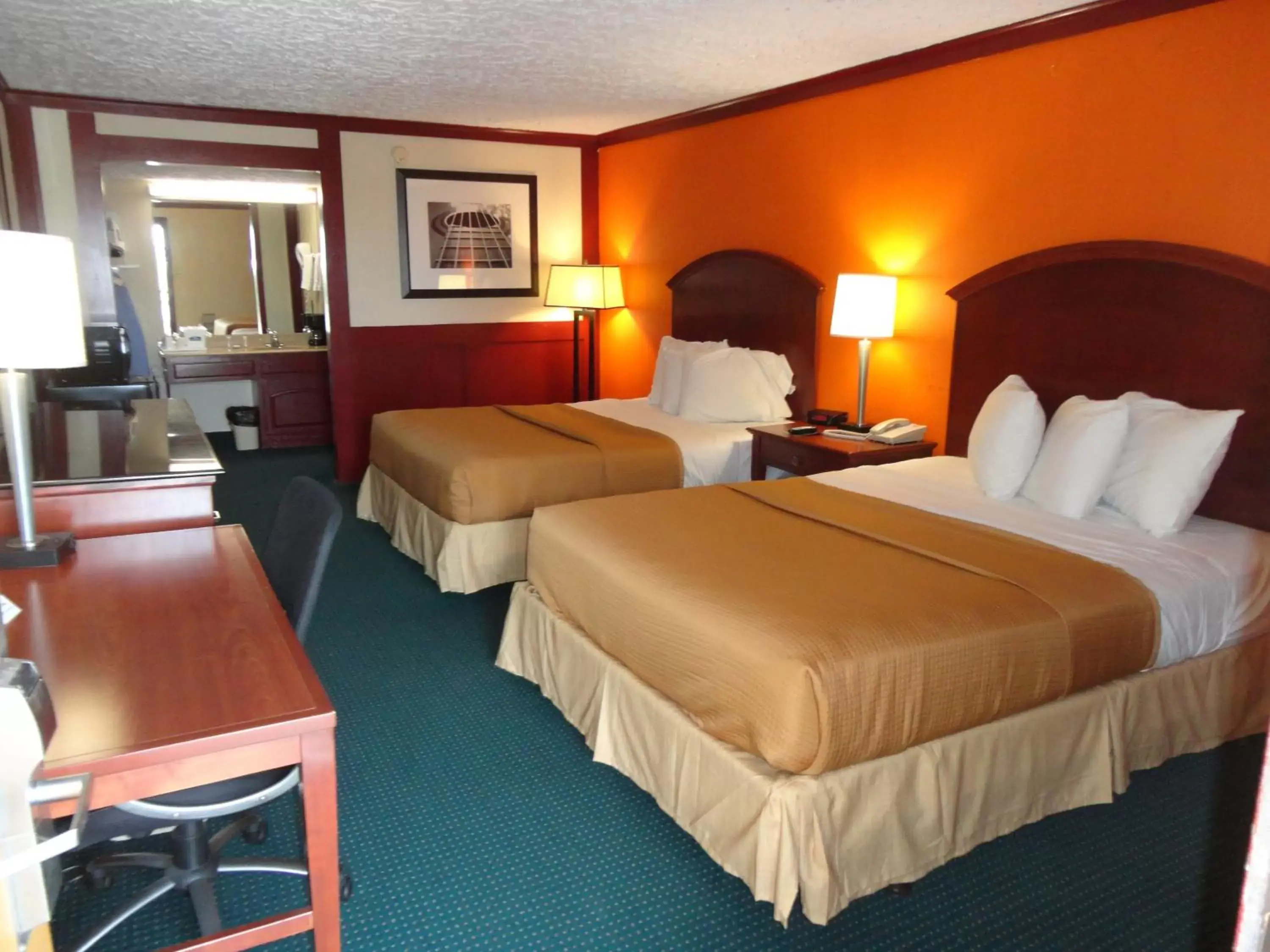 Queen Room with Two Queen Beds - Non-Smoking in Howard Johnson by Wyndham San Marcos