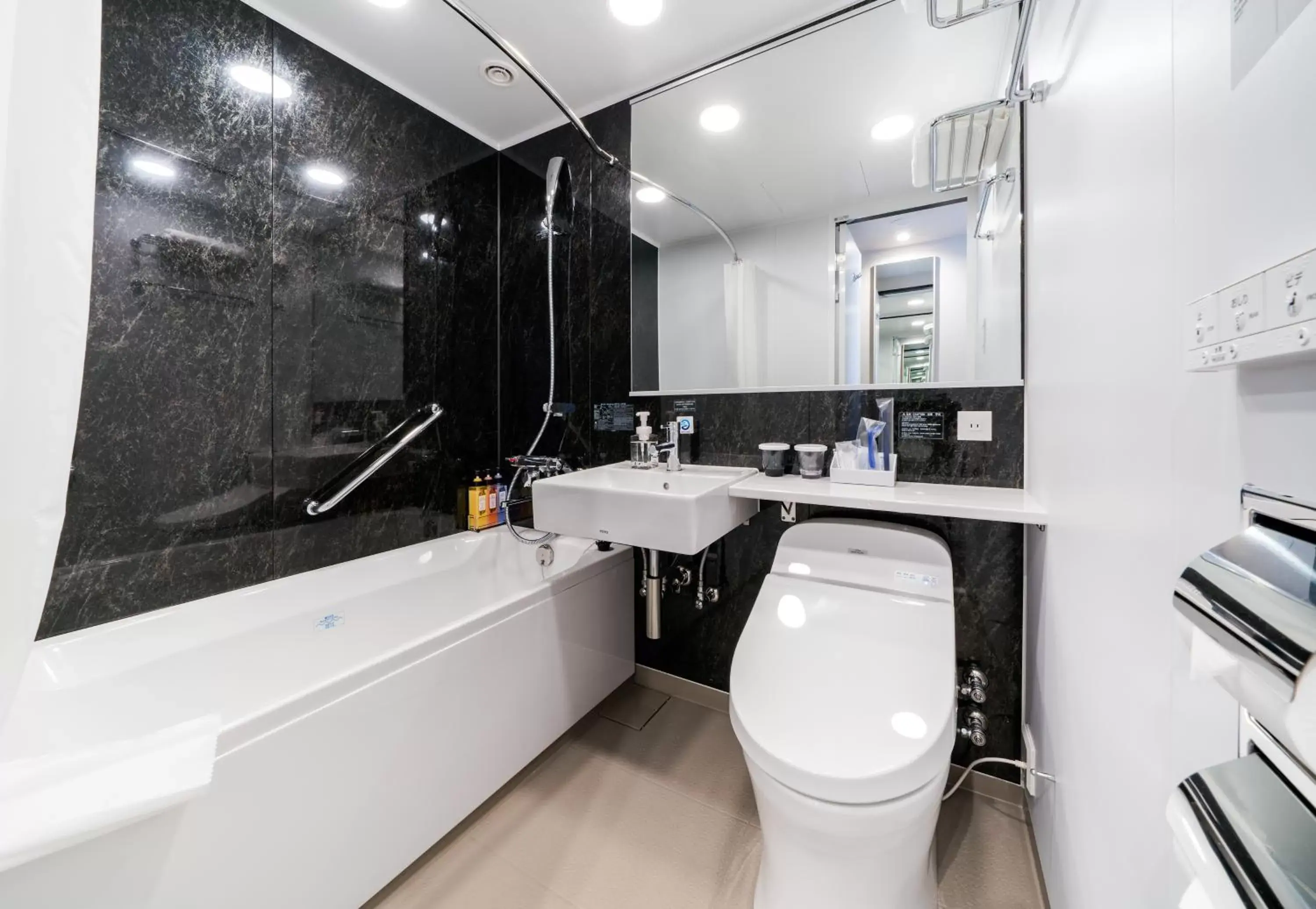 Double Room with Bath - Non-Smoking in DEL style Fukuoka Nishinakasu by Daiwa Roynet Hotel Double Room with Bath - Non-Smoking in DEL style Fukuoka Nishinakasu by Daiwa Roynet Hotel