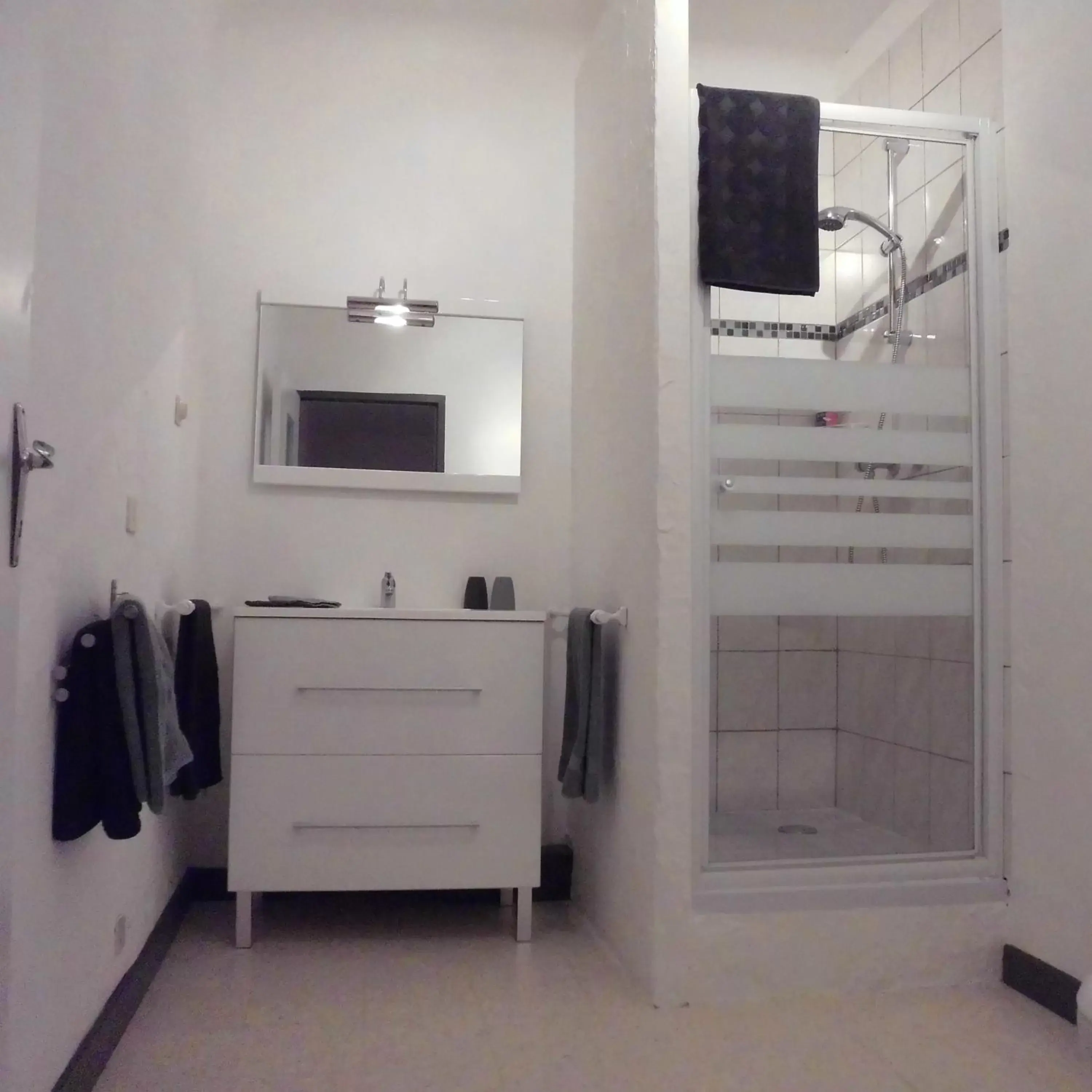 Bathroom, TV/Entertainment Center in Bnb Castellane
