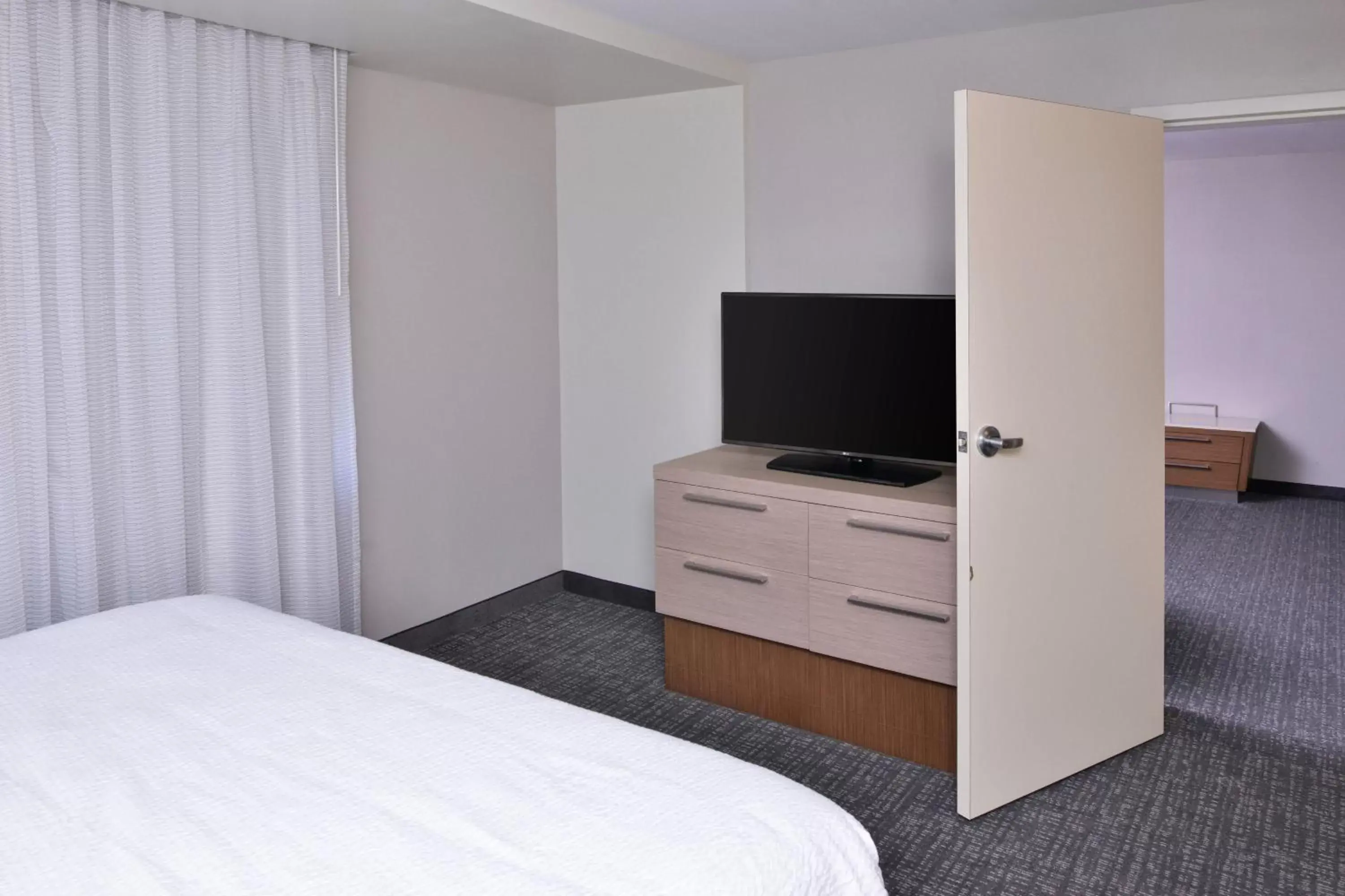 Bedroom, TV/Entertainment Center in Courtyard by Marriott Columbus Grove City