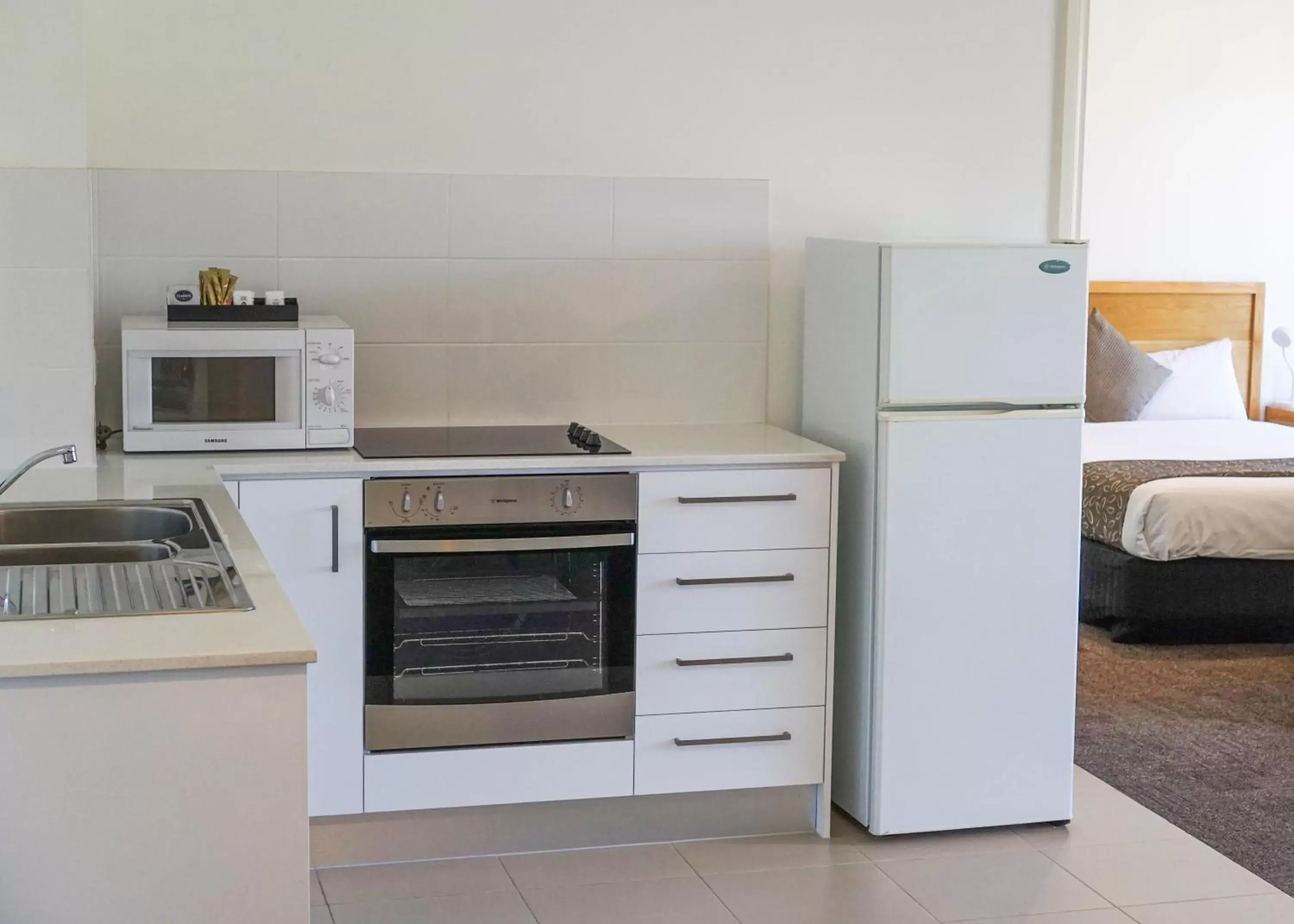 Kitchen or kitchenette, Kitchen/Kitchenette in BEST WESTERN Geelong Motor Inn & Serviced Apartments