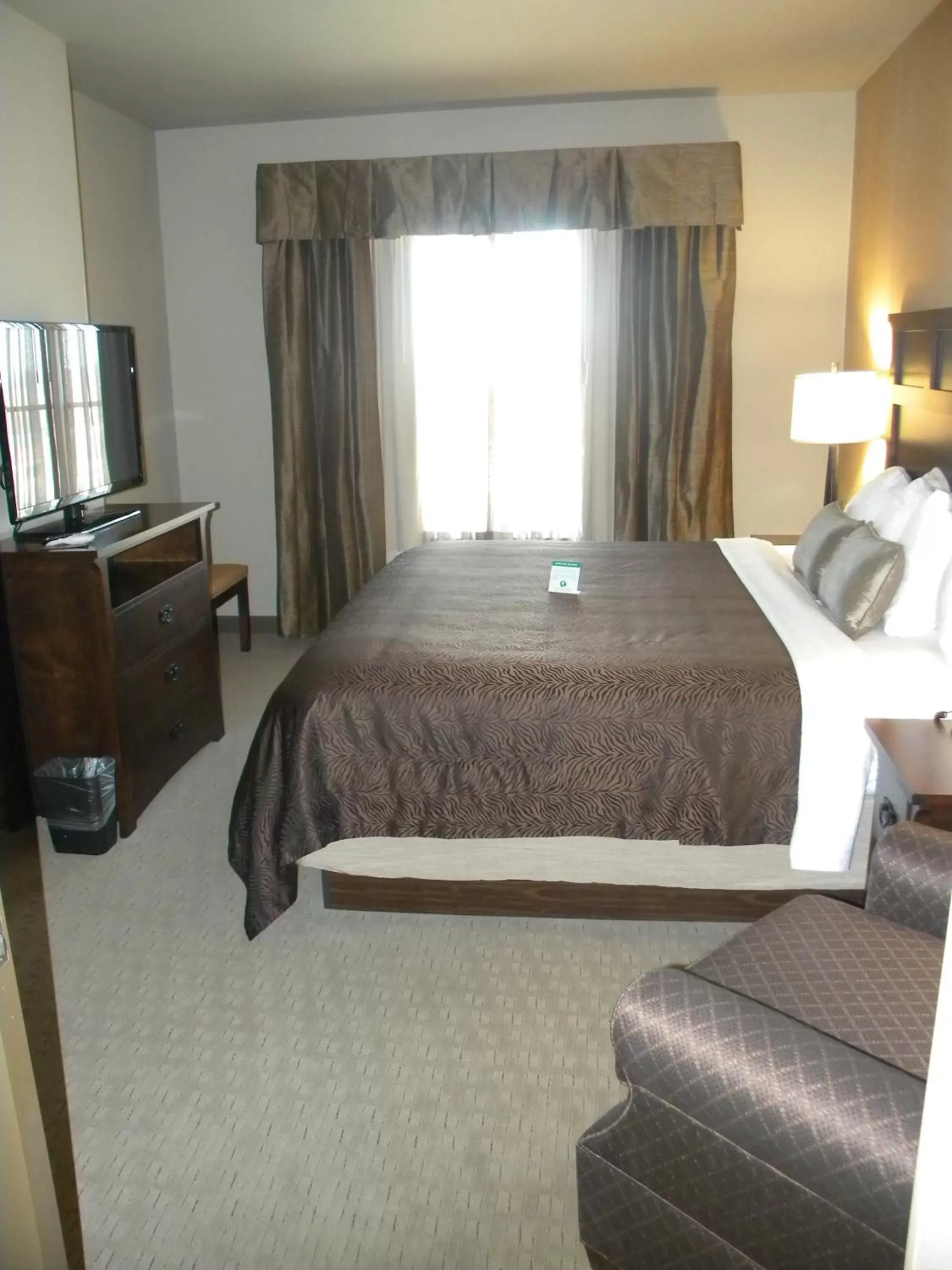 Bed in Teddy's Residential Suites Watford City