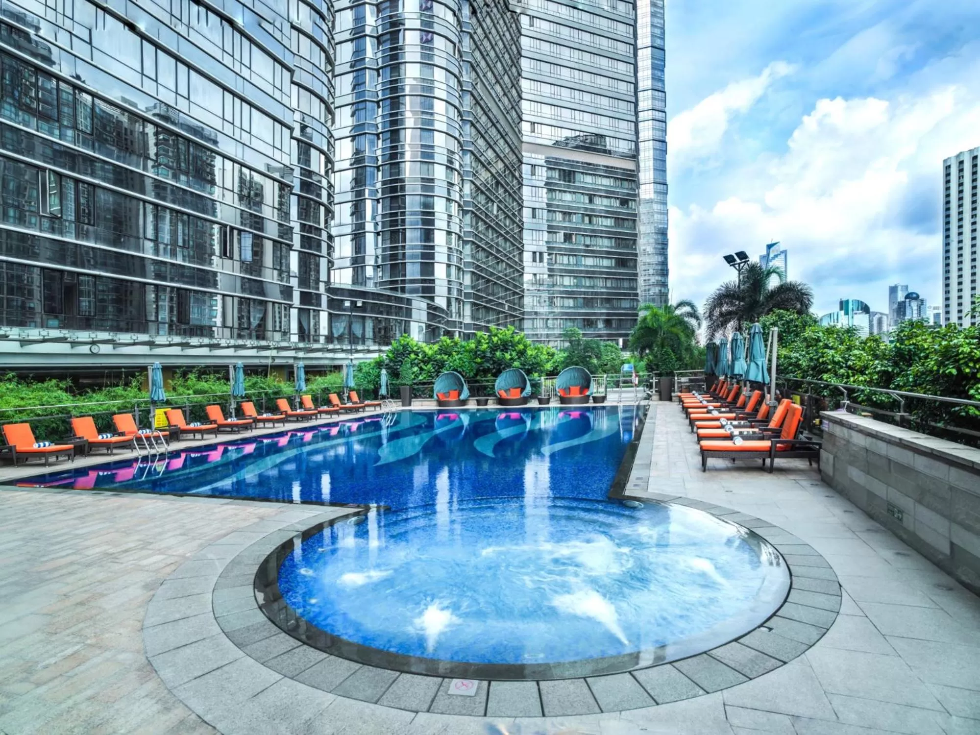 Swimming pool in Fraser Suites Guangzhou