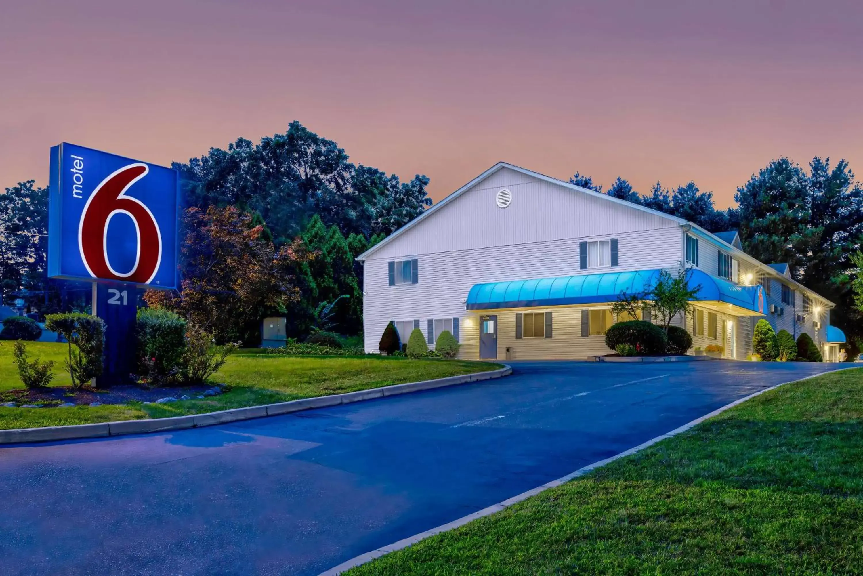 Property Building in Motel 6 Bethel, CT - Danbury