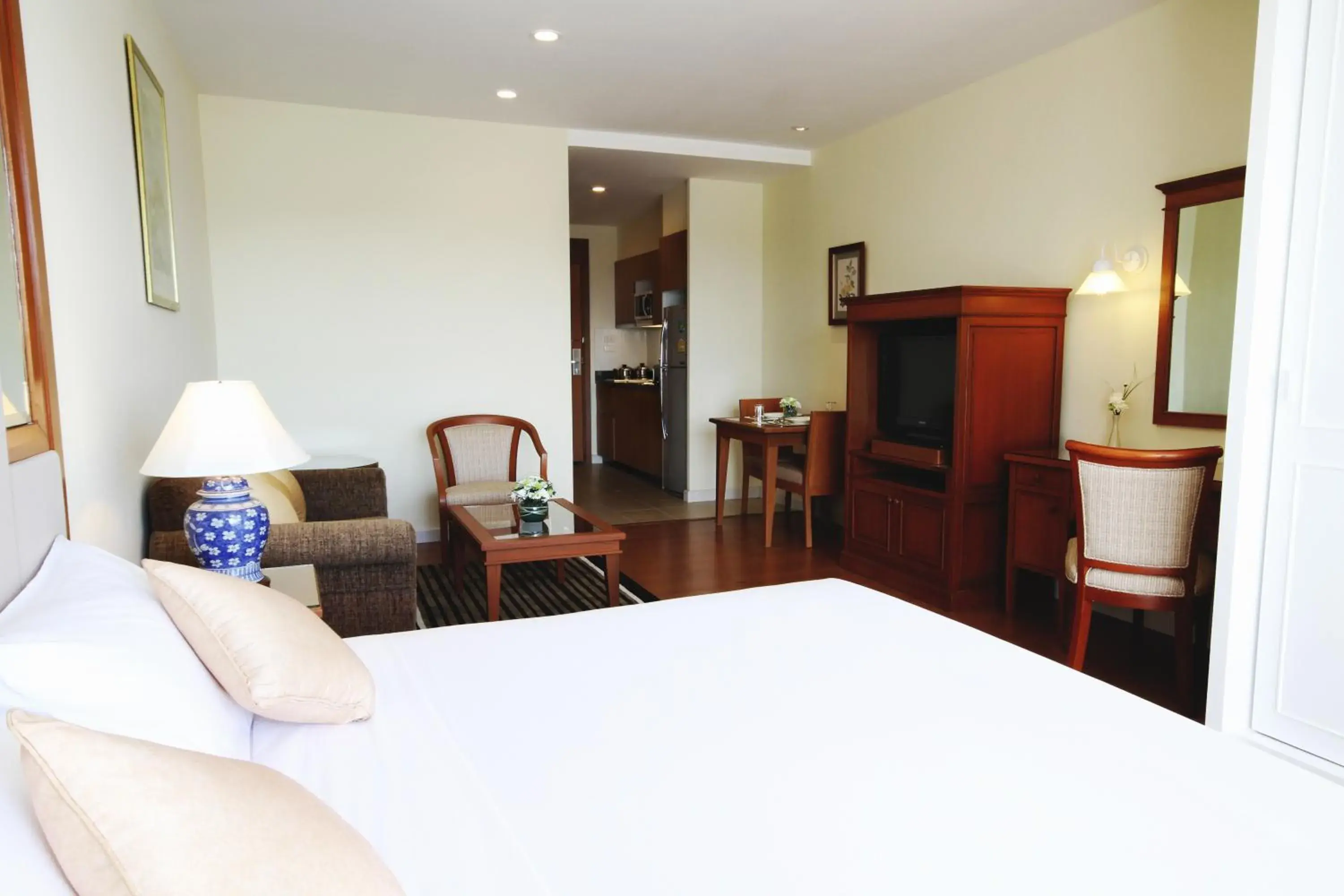 TV and multimedia, Bed in Kameo Grand Hotel & Serviced Apartment, Rayong