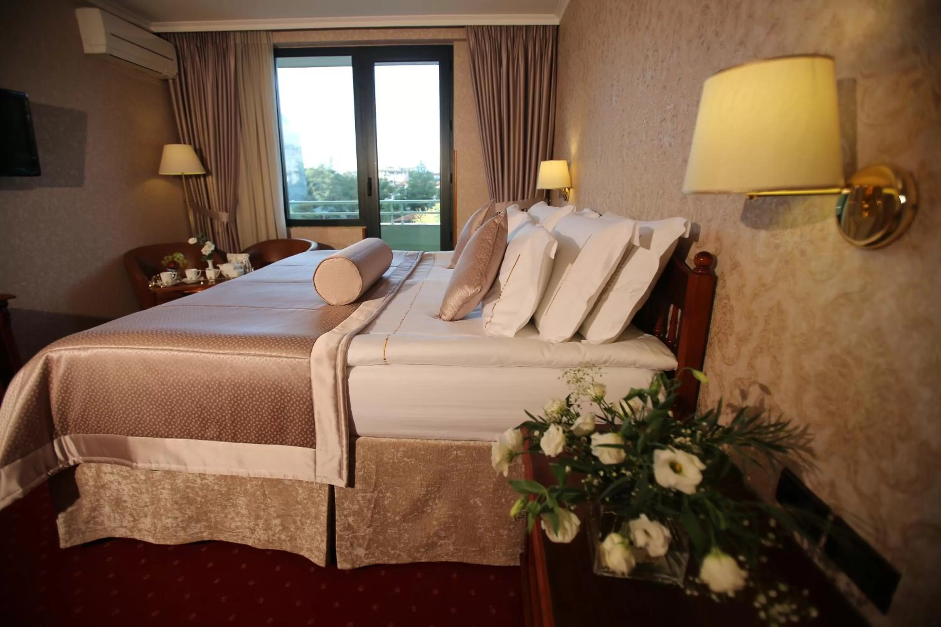 Bed in Grand Hotel & Spa Tirana