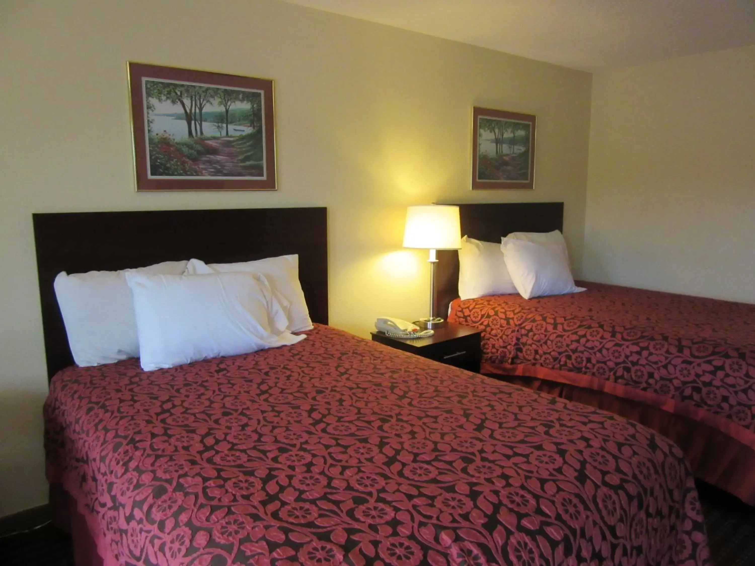 Bed in Days Inn by Wyndham Columbia NE Fort Jackson
