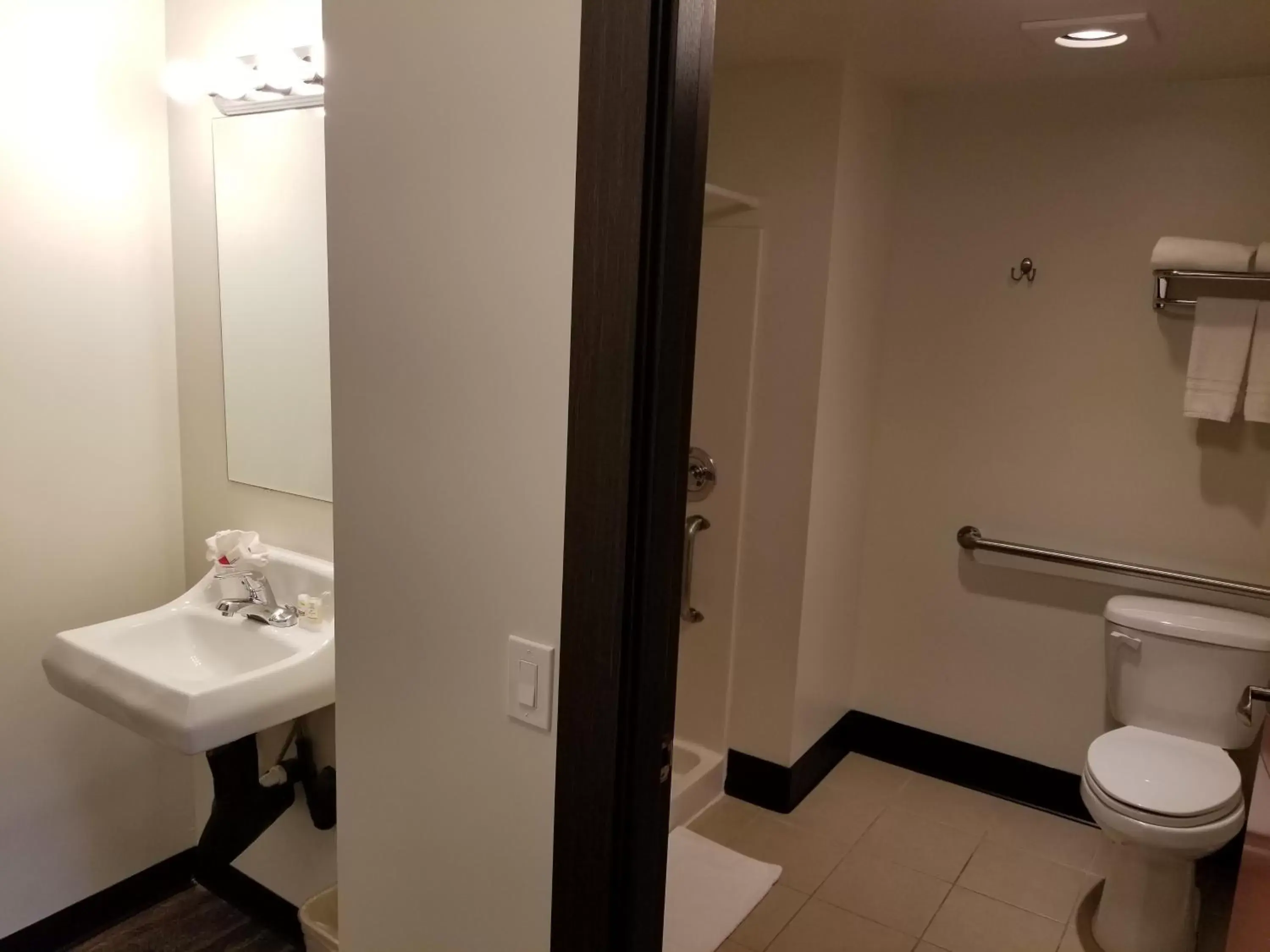 Facility for disabled guests, Bathroom in Best Lynnwood Inn