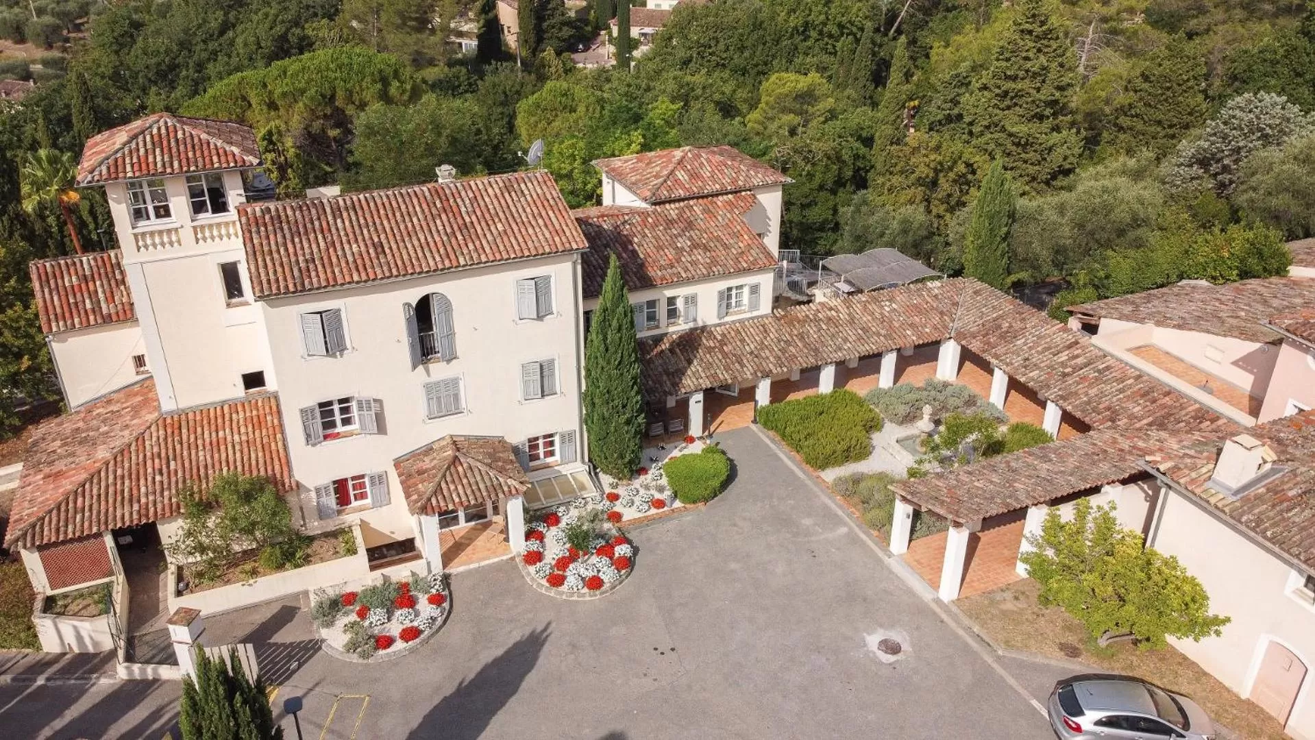 Property building, Bird's-eye View in Domaine de La Tour Carrée
