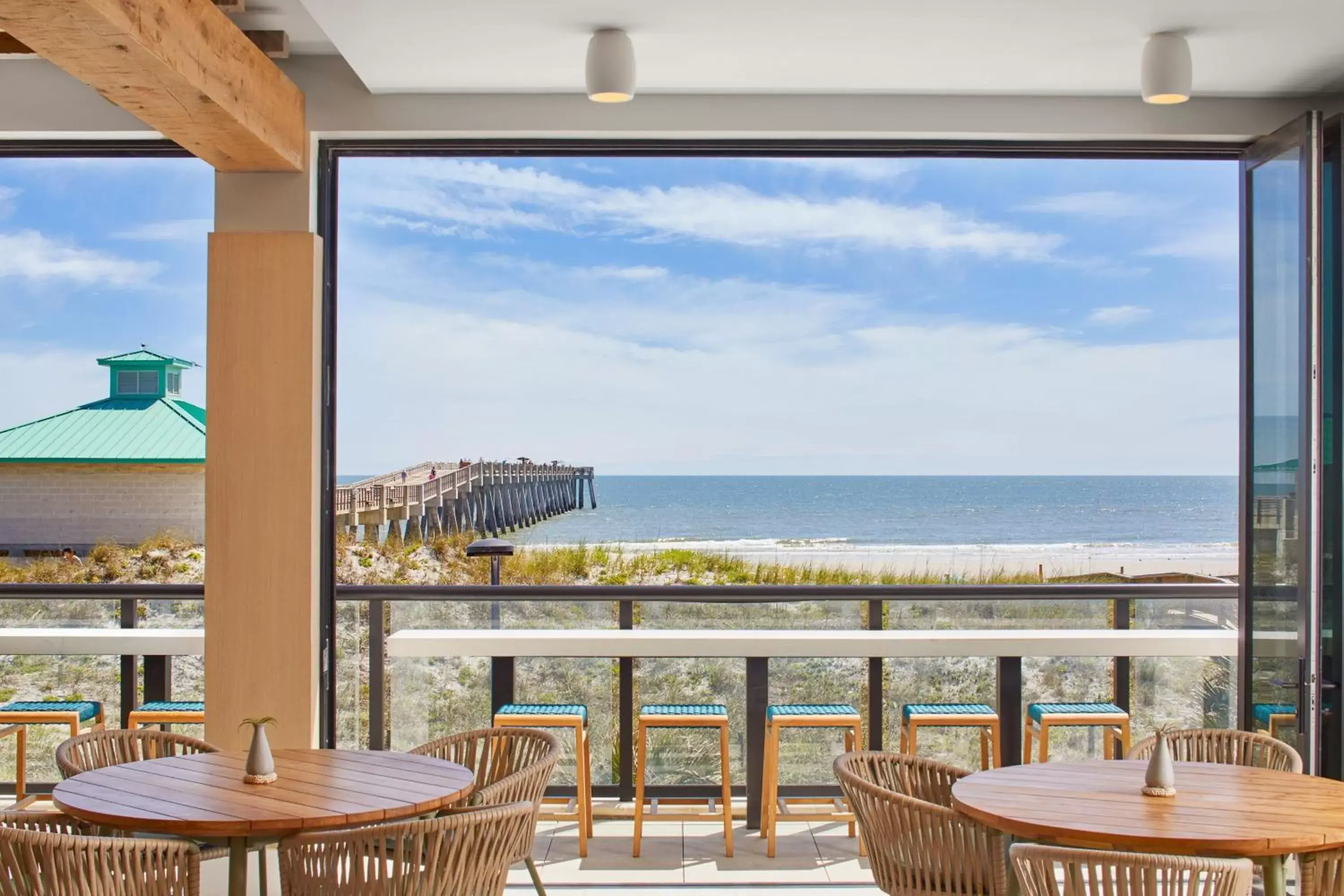 Restaurant/places to eat in SpringHill Suites by Marriott Jacksonville Beach Oceanfront