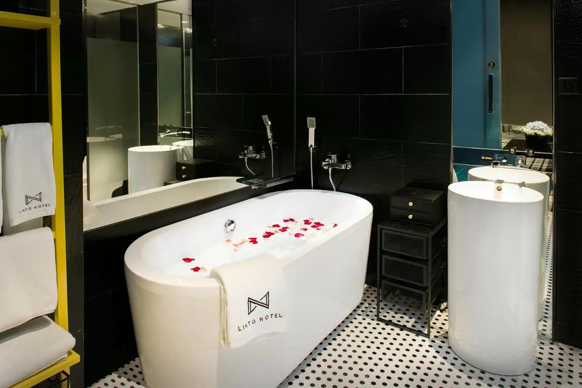 Bath, Bathroom in Likto Hotel-Free Shuttle Bus to Canton Fair