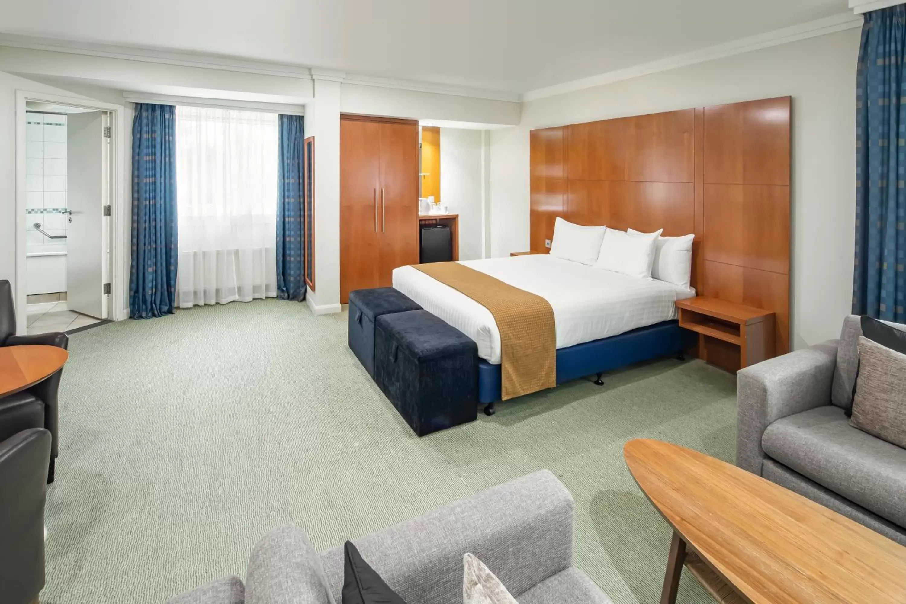 Bedroom, Bed in Holiday Inn Basingstoke, an IHG Hotel