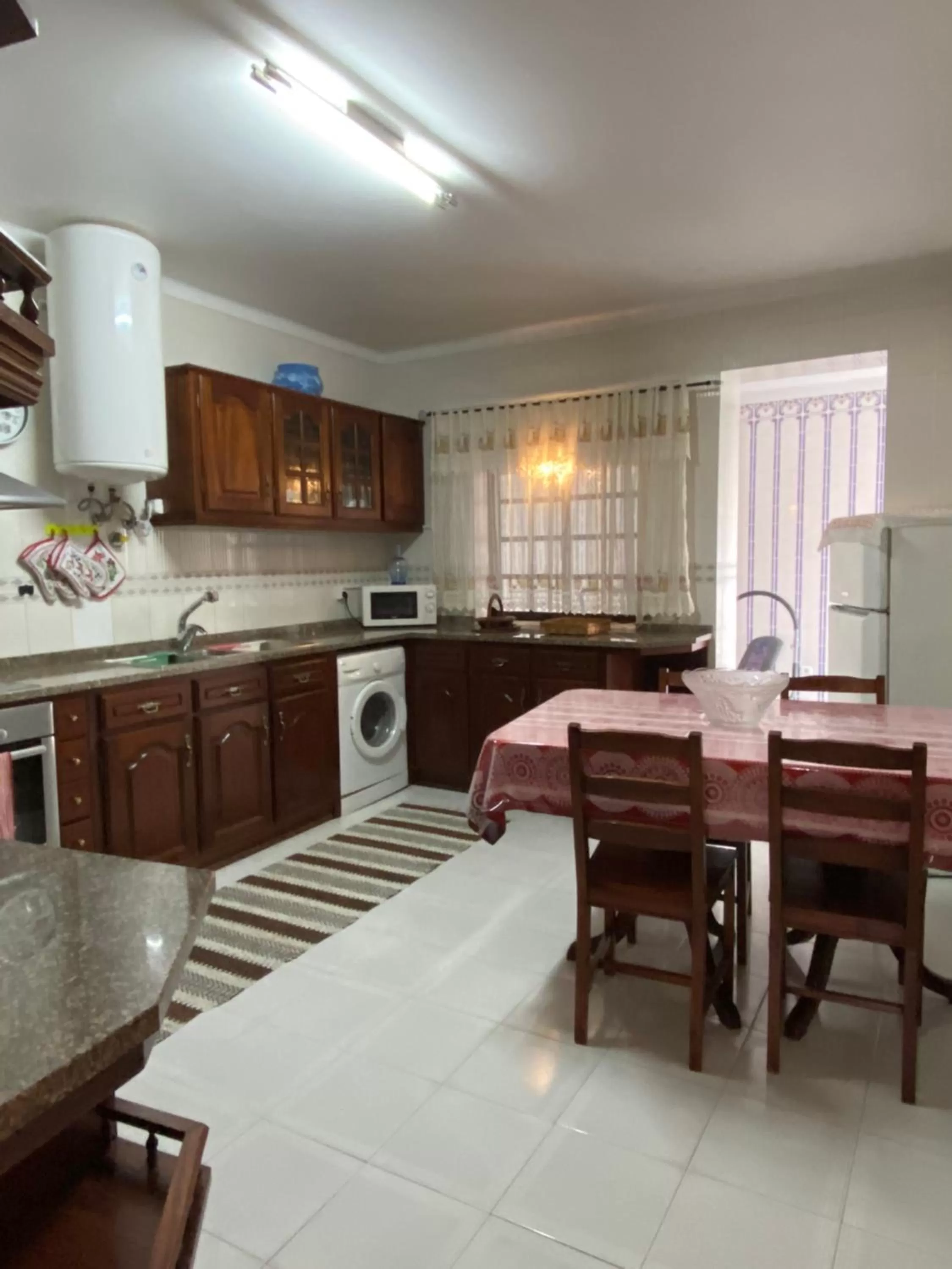 Kitchen or kitchenette, Kitchen/Kitchenette in Spray B&B Sitio in Nazare Mini bar, European style