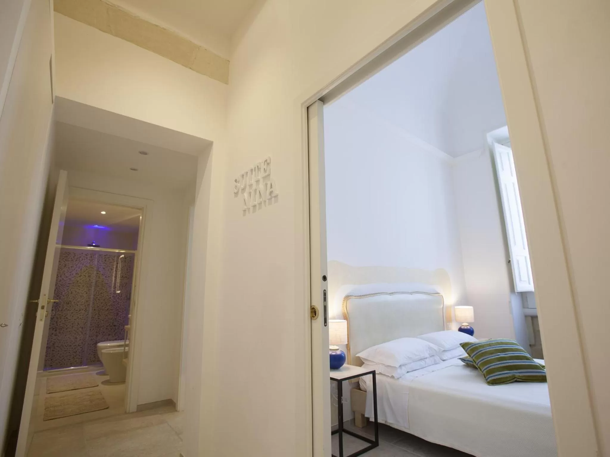 Photo of the whole room, Bed in Suite Nina