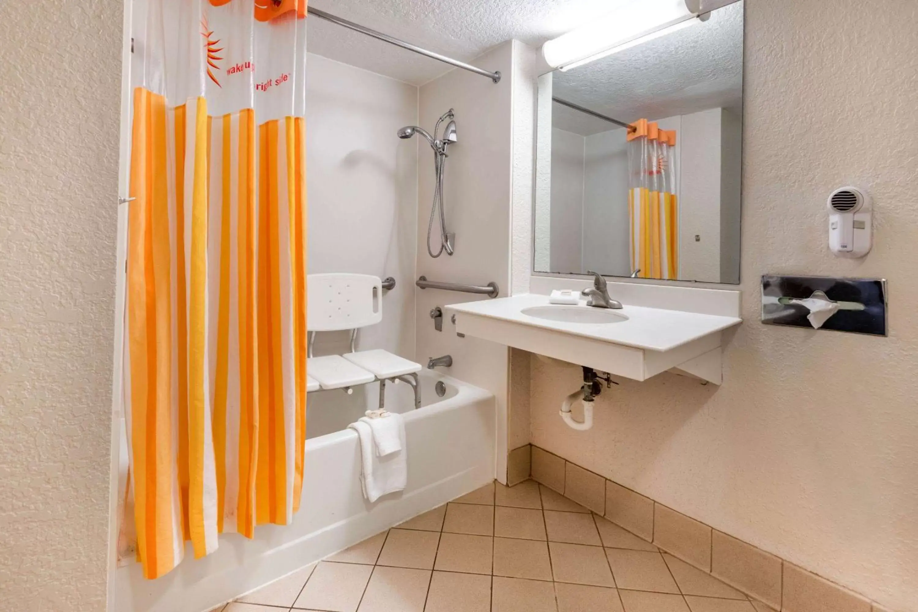 Bathroom in La Quinta Inn by Wyndham Amarillo West Medical Center