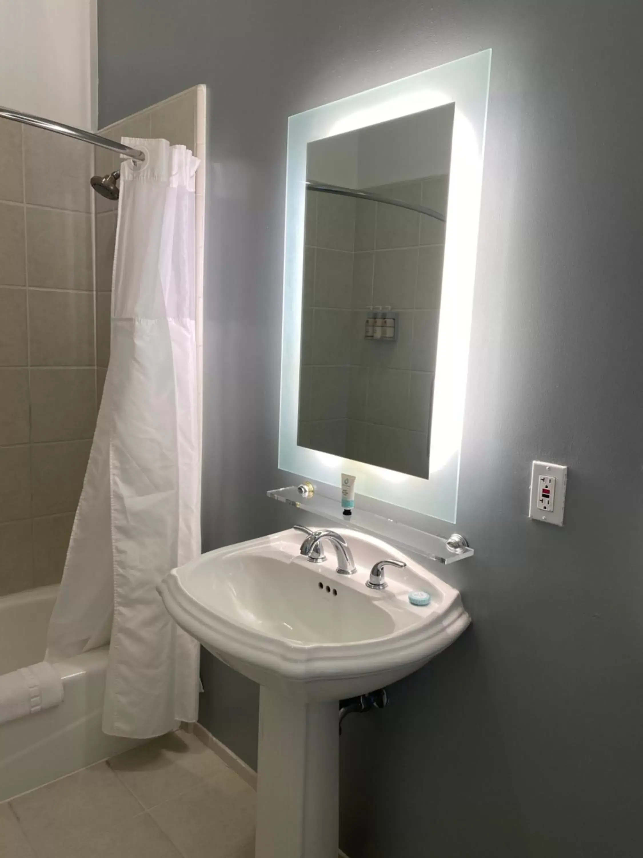 Bathroom in Elm House Inn