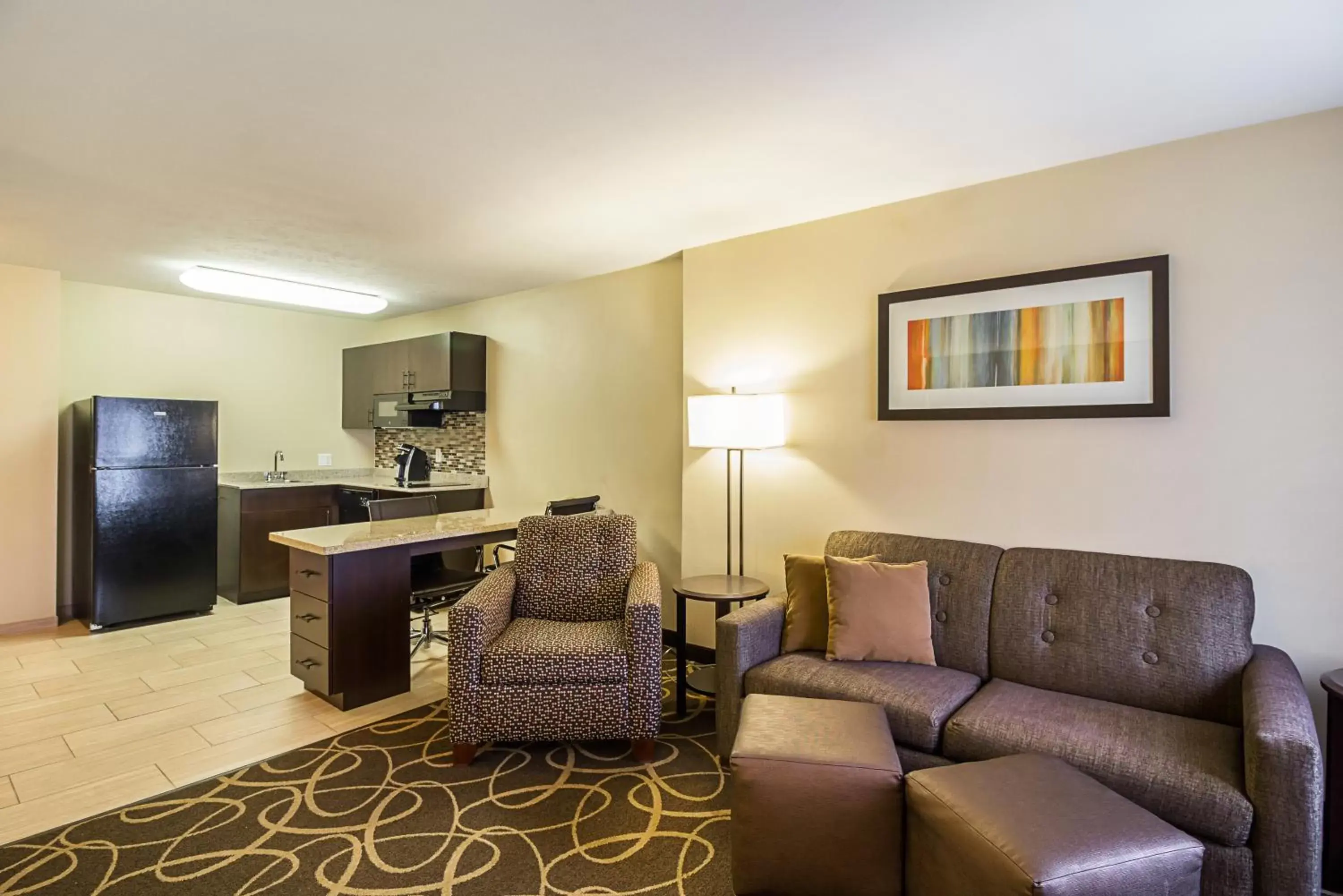 Kitchen or kitchenette, Seating Area in MainStay Suites Fargo - I-94 Medical Center