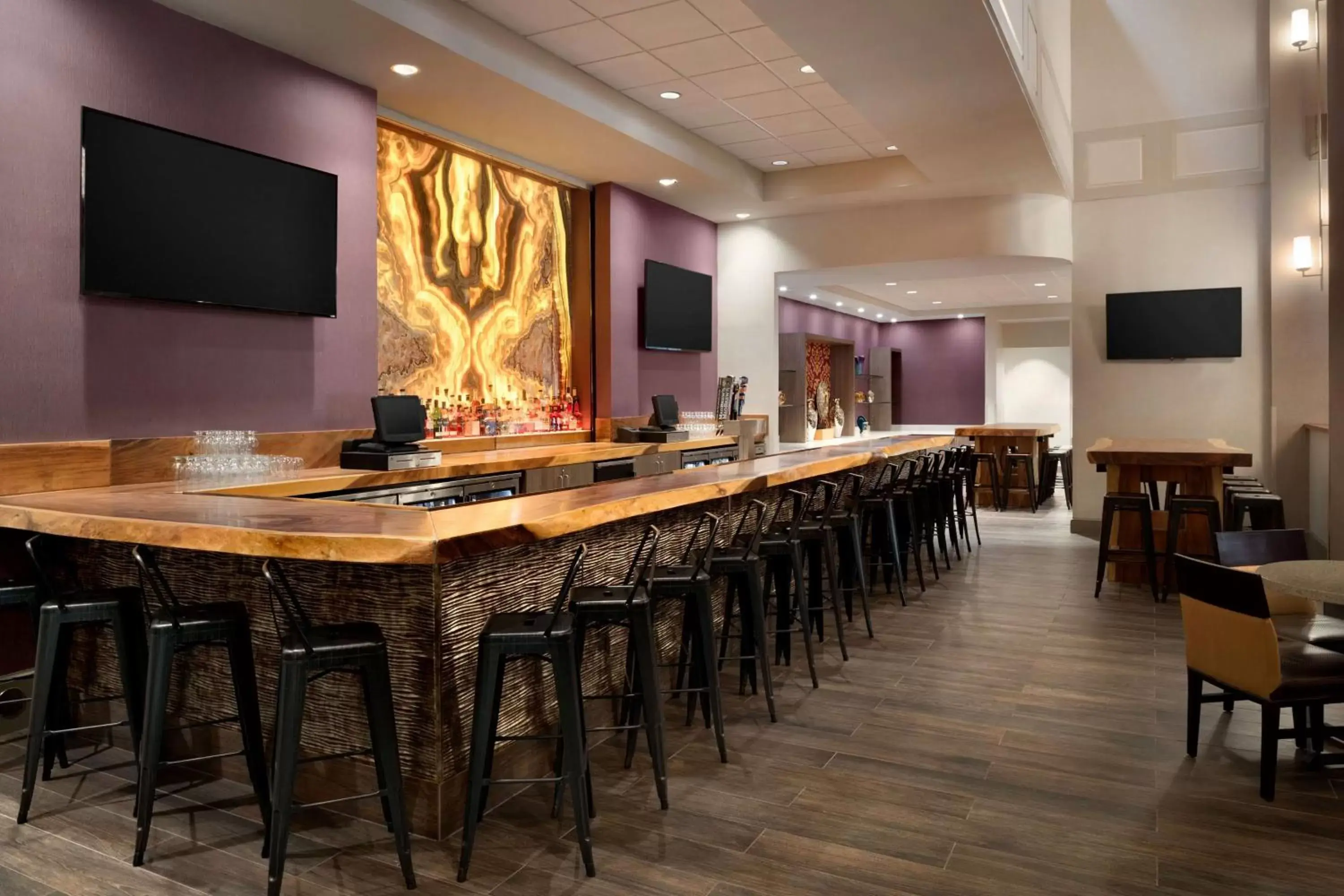 Lounge or bar in Hilton Fort Wayne at the Grand Wayne Convention Center