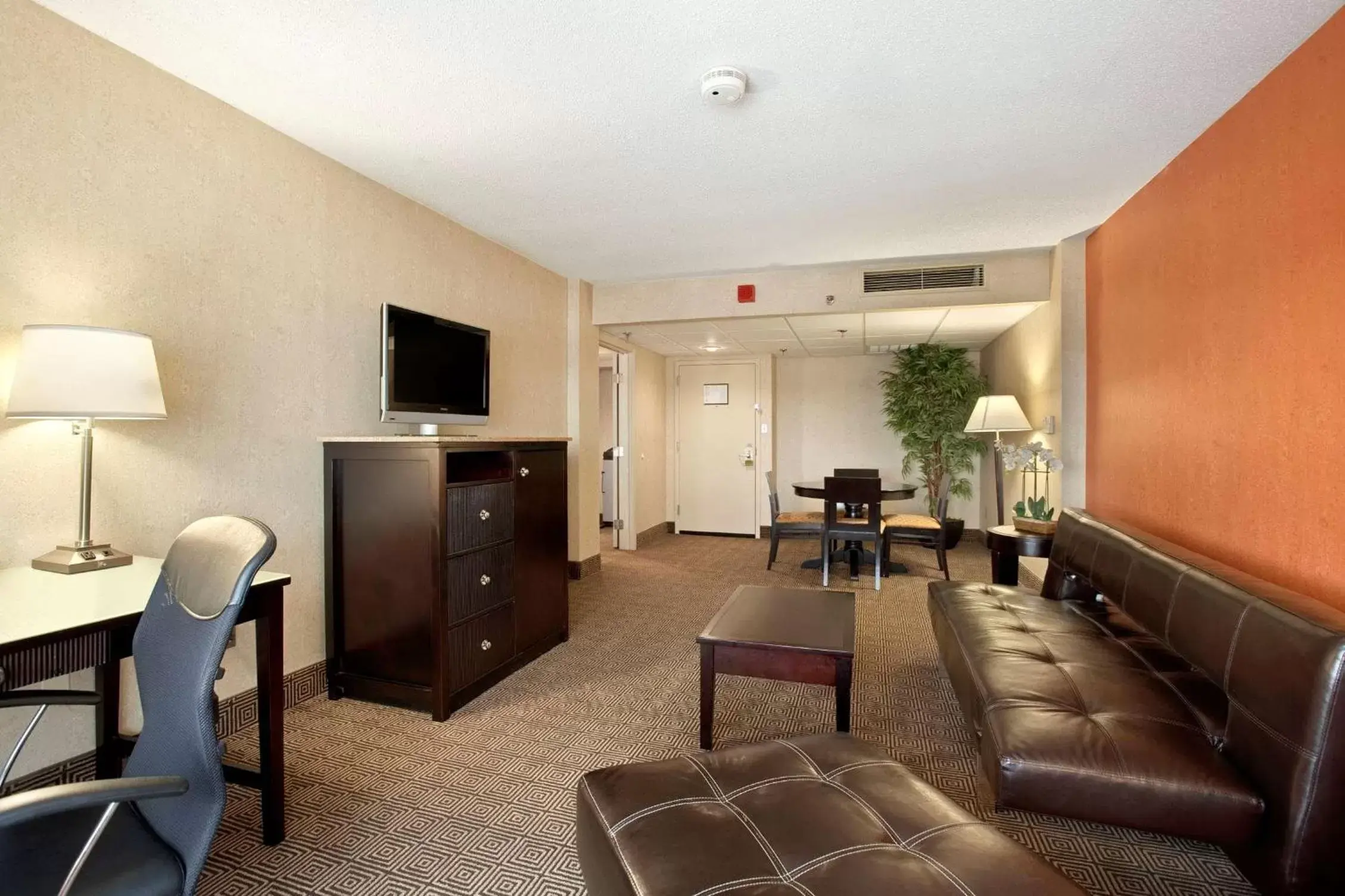 Living room, Seating Area in DoubleTree by Hilton Springfield