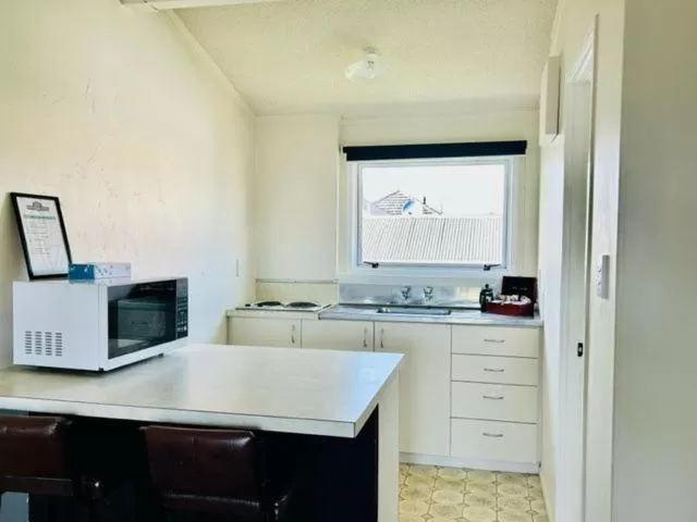 Kitchen or kitchenette in Parkside Motel and Apartments