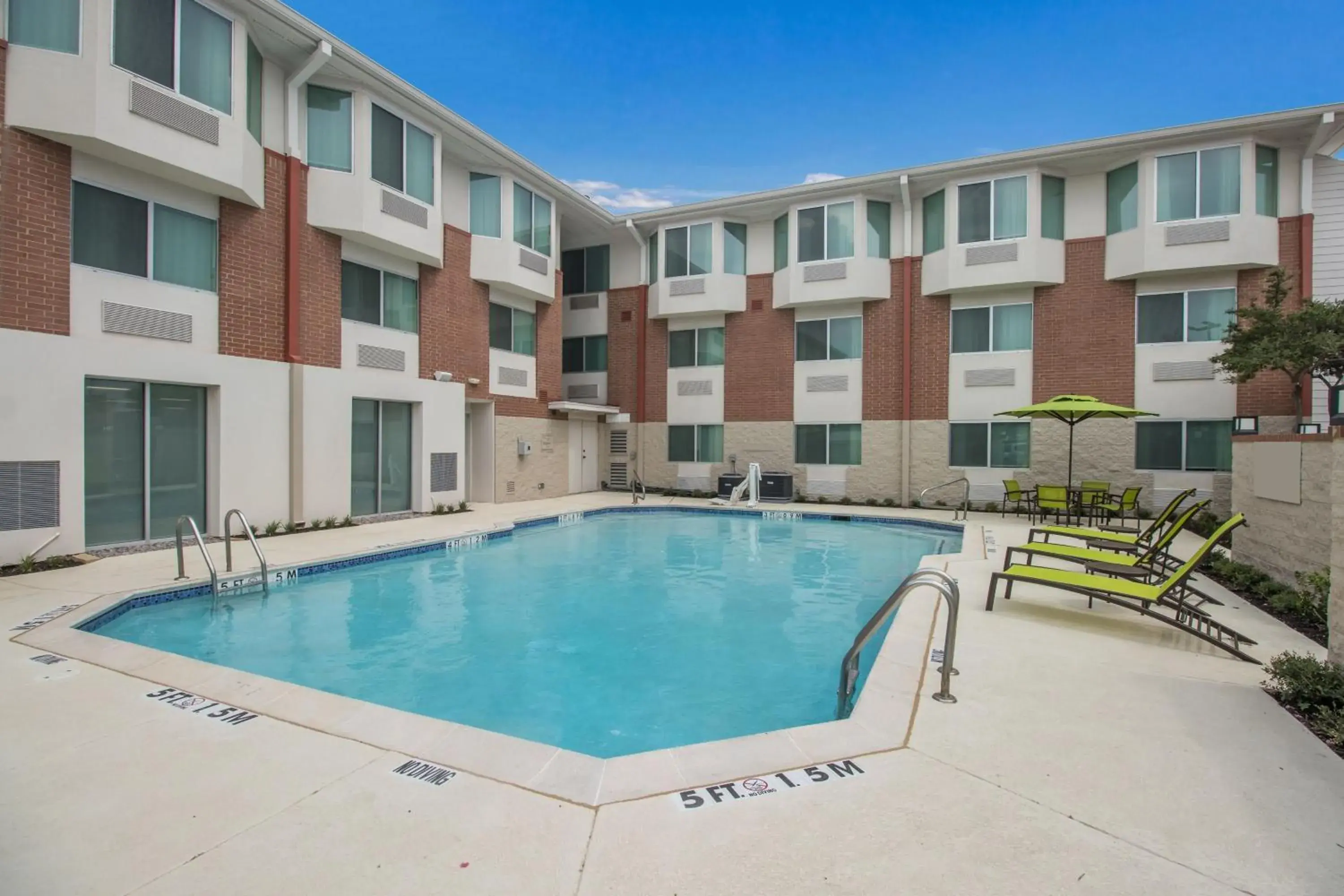 Swimming pool, Property Building in SpringHill Suites by Marriott Dallas NW Highway at Stemmons / I-35East