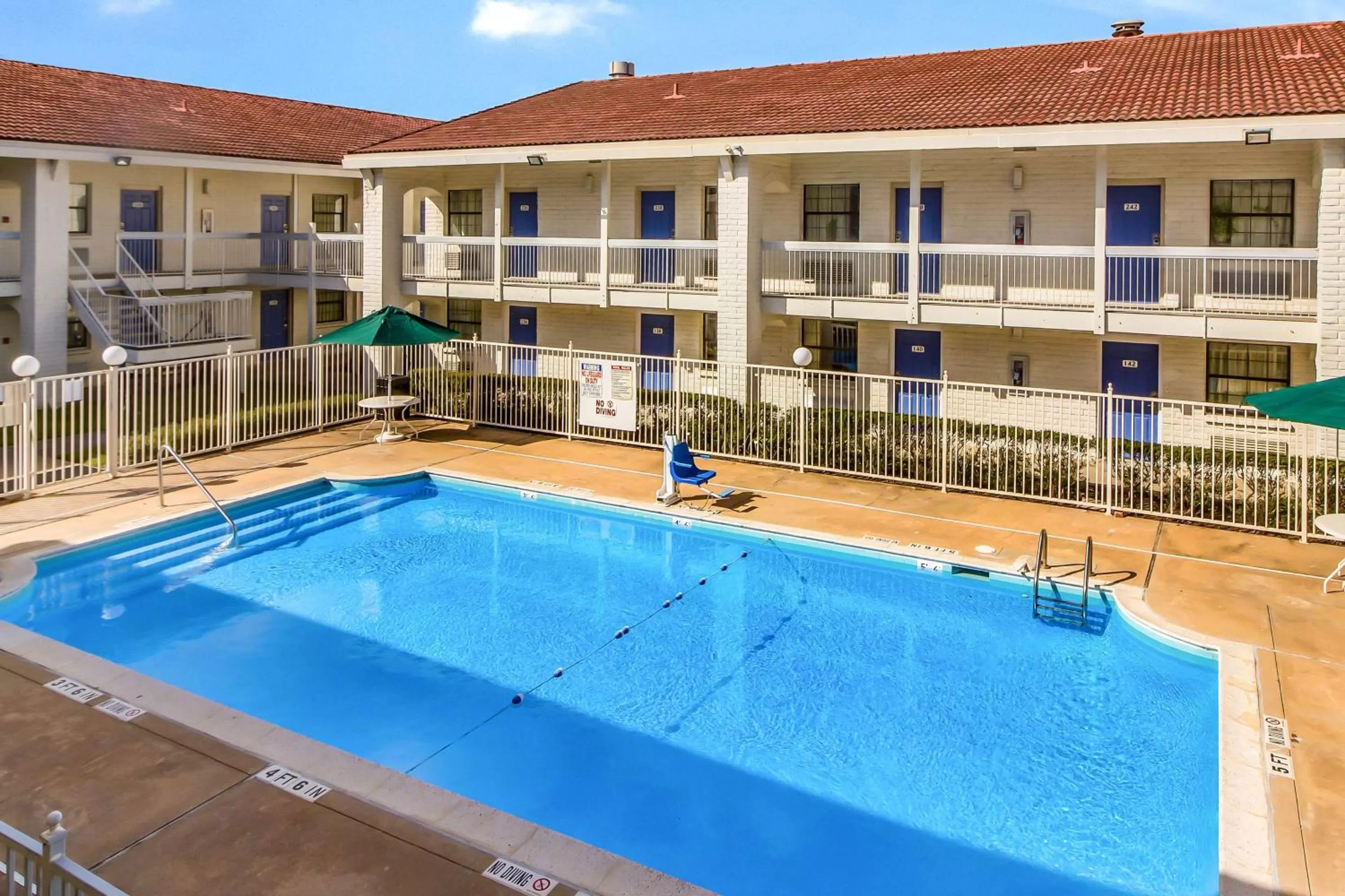 Property building in Studio 6 Baytown, Tx - Garth Road