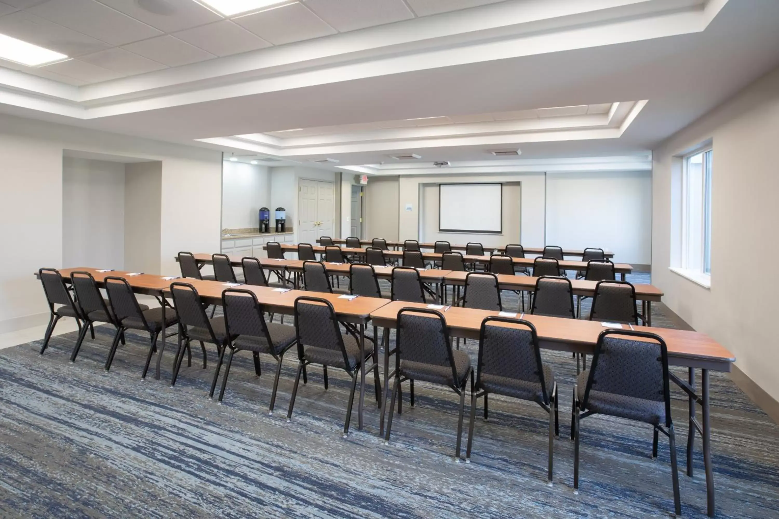 Meeting/conference room in Holiday Inn Express Yreka-Shasta Area, an IHG Hotel