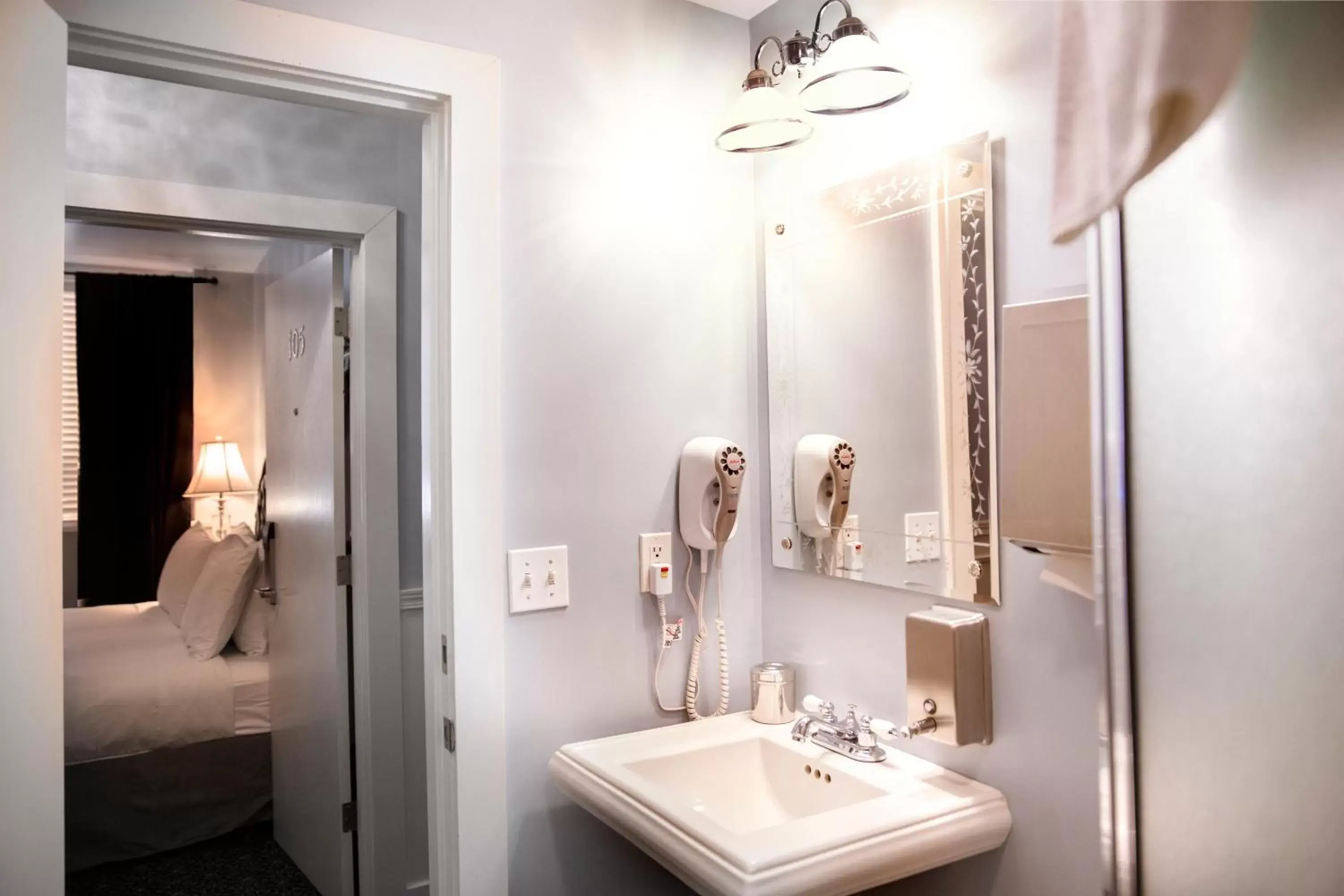 Shower, Bathroom in Ballard Inn