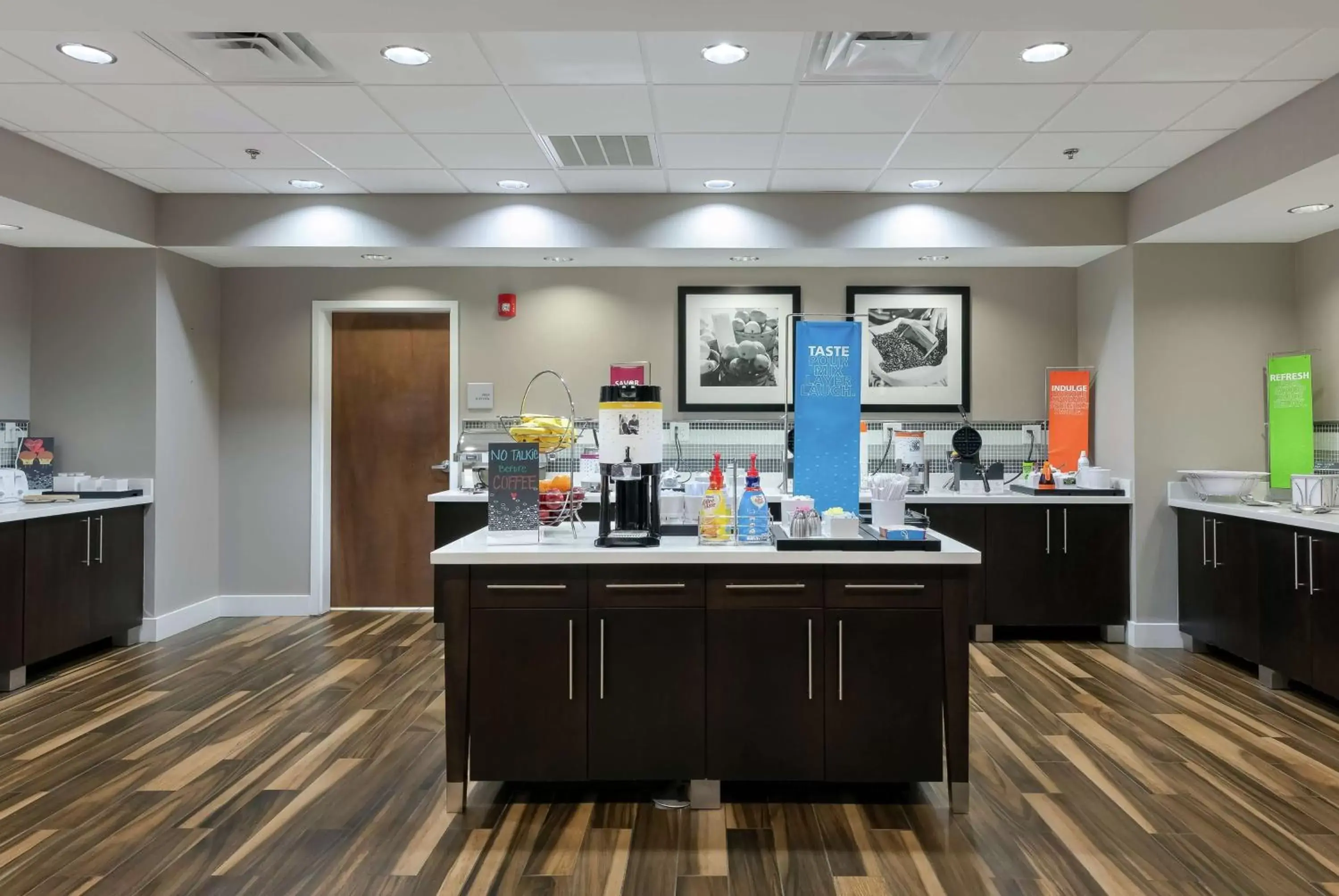 Dining area in Hampton Inn Emerson - Lakepoint, Ga