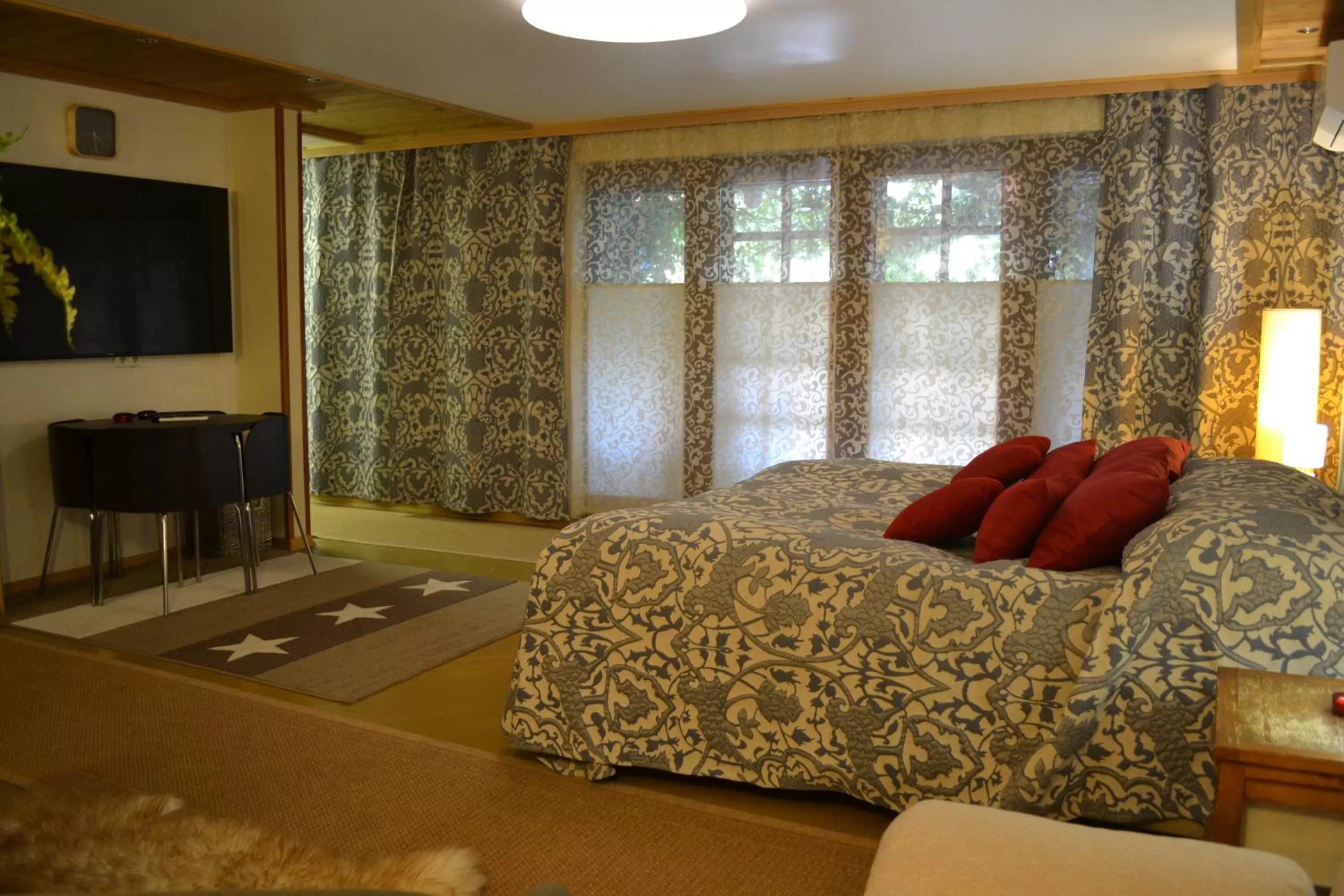 Photo of the whole room, Bed in Alex Maja