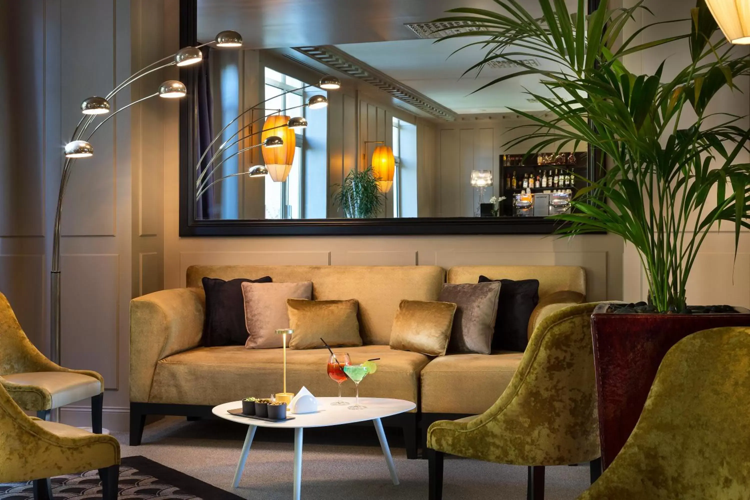 Lounge or bar in Hôtel Barrière le Grand Hôtel Enghien-les-Bains