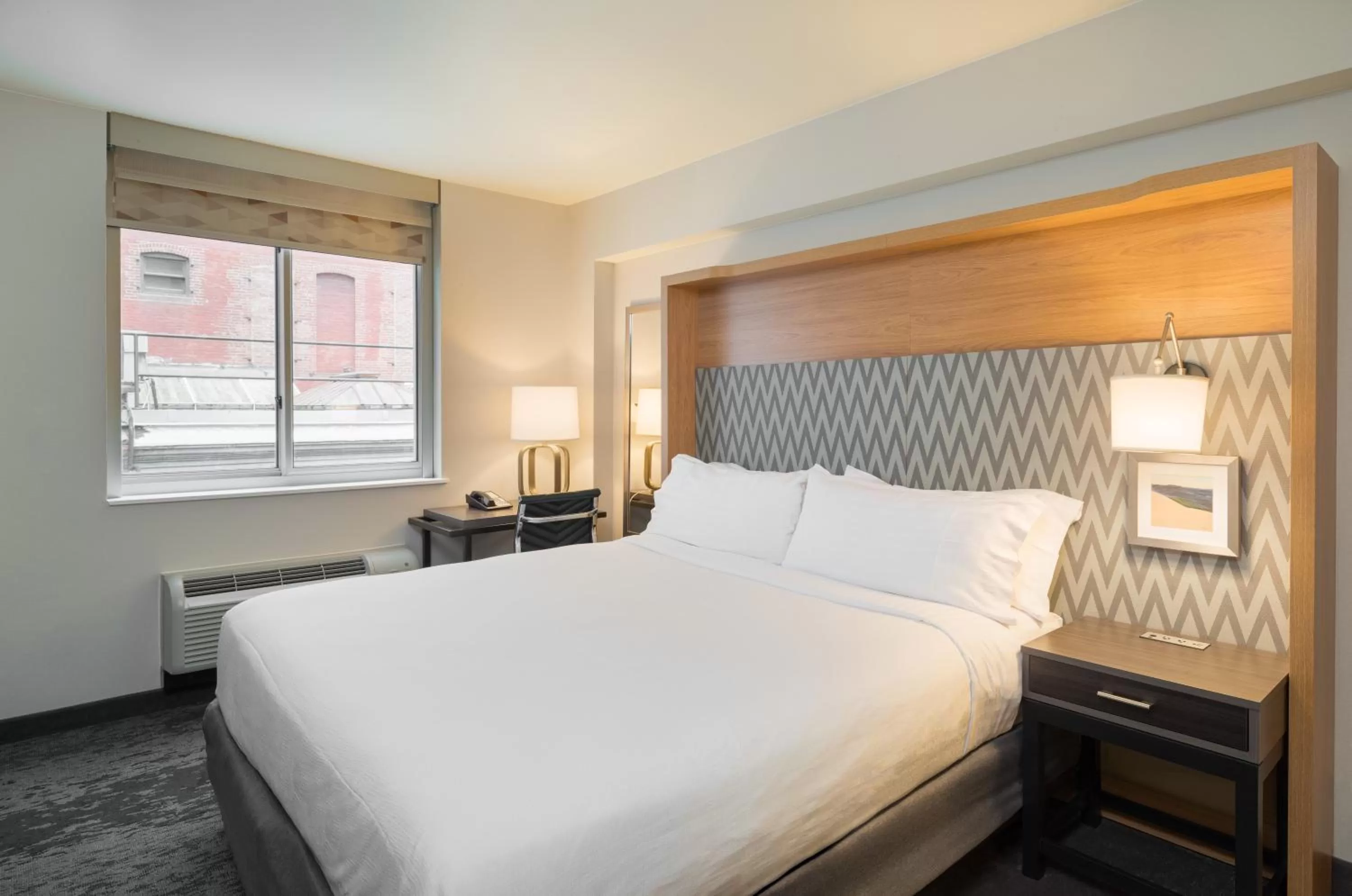 Photo of the whole room, Bed in Holiday Inn New York City - Wall Street by IHG