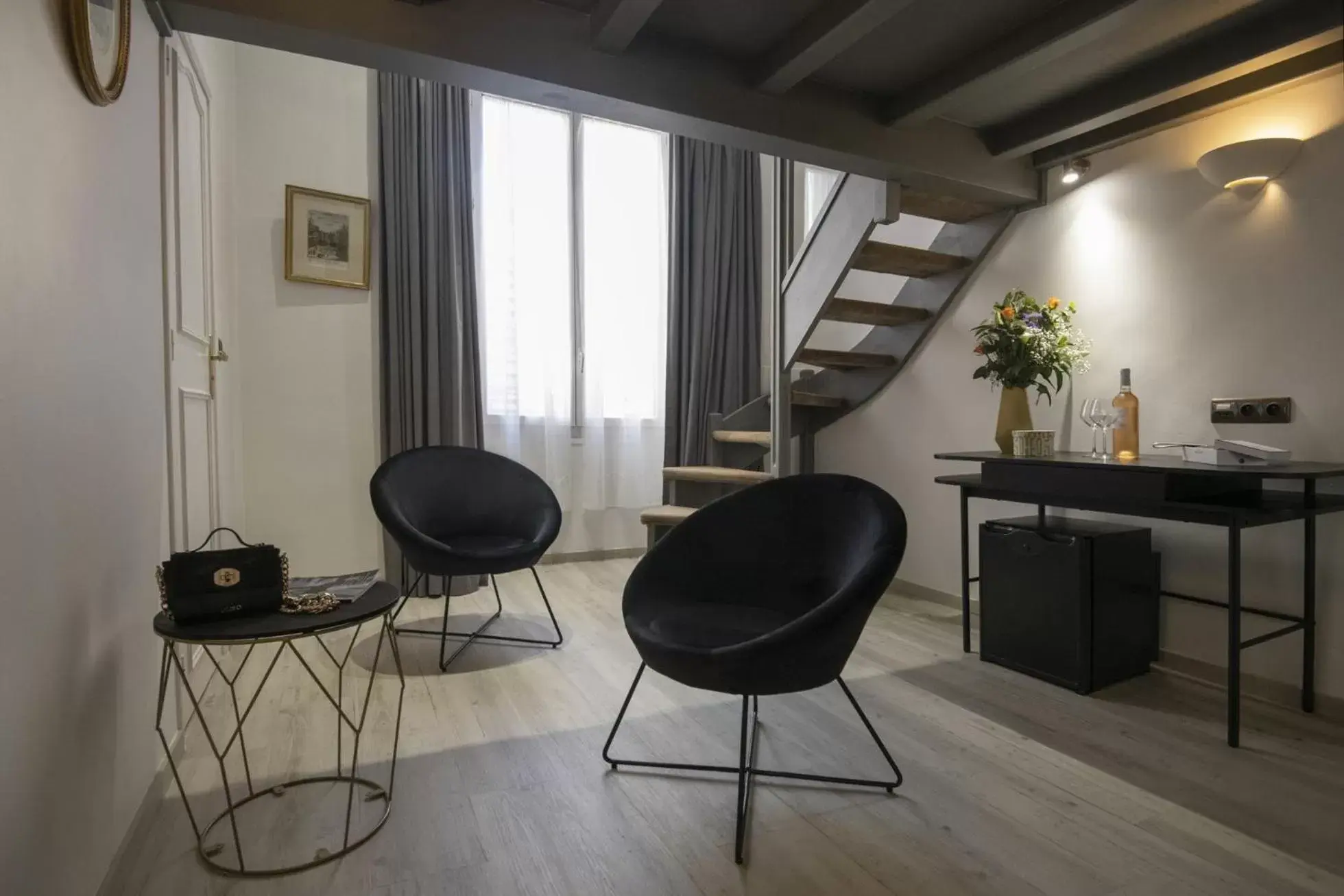 Bedroom, Seating Area in GOLDEN TULIP CANNES HOTEL de PARIS