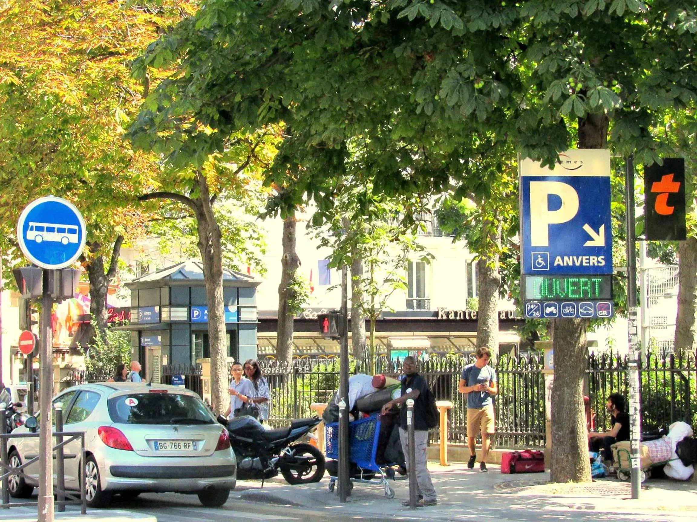 Nearby landmark, Neighborhood in Hotel Du Square D'Anvers