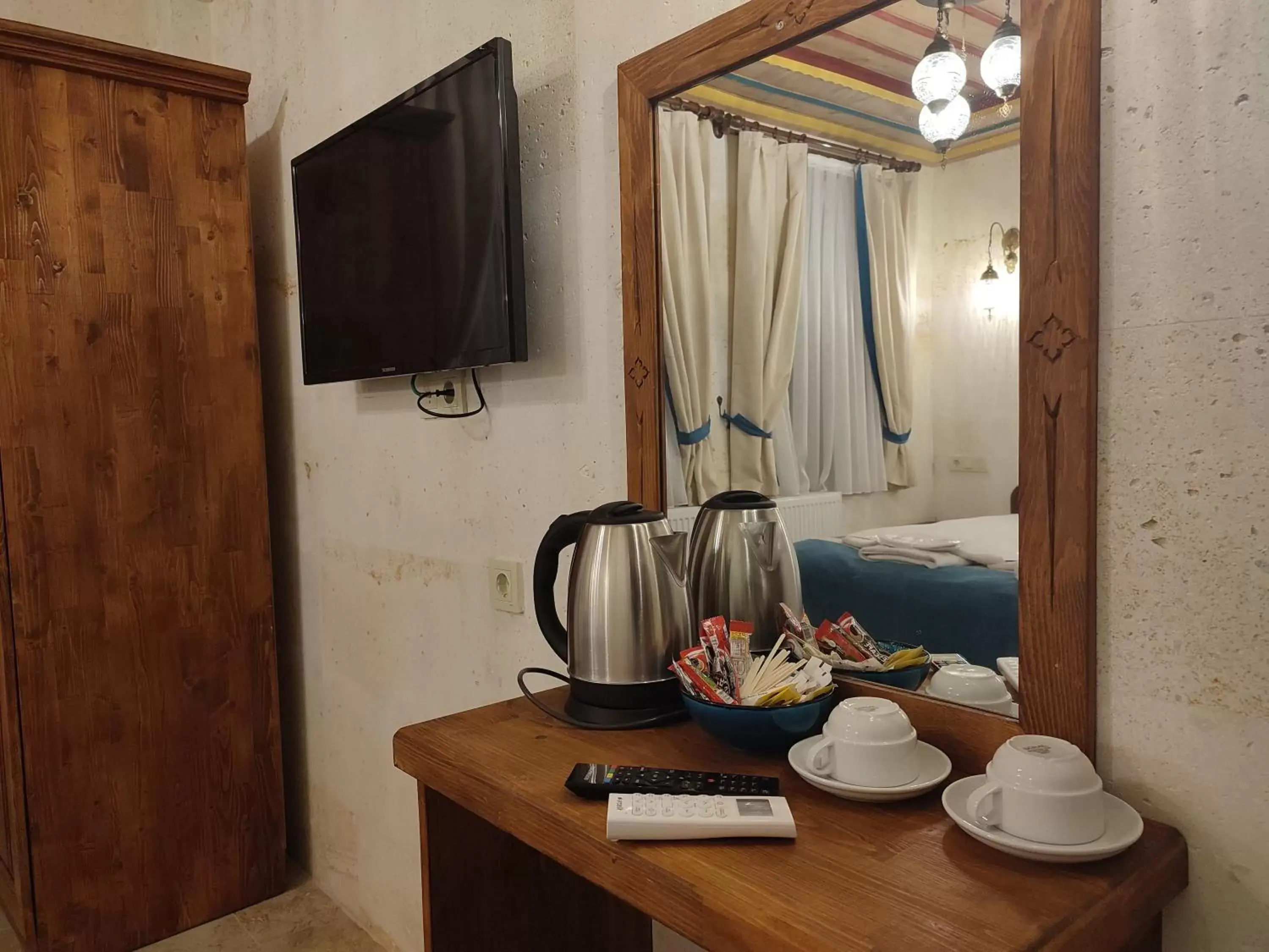 Coffee/tea facilities, TV/Entertainment Center in Balloon View Hotel