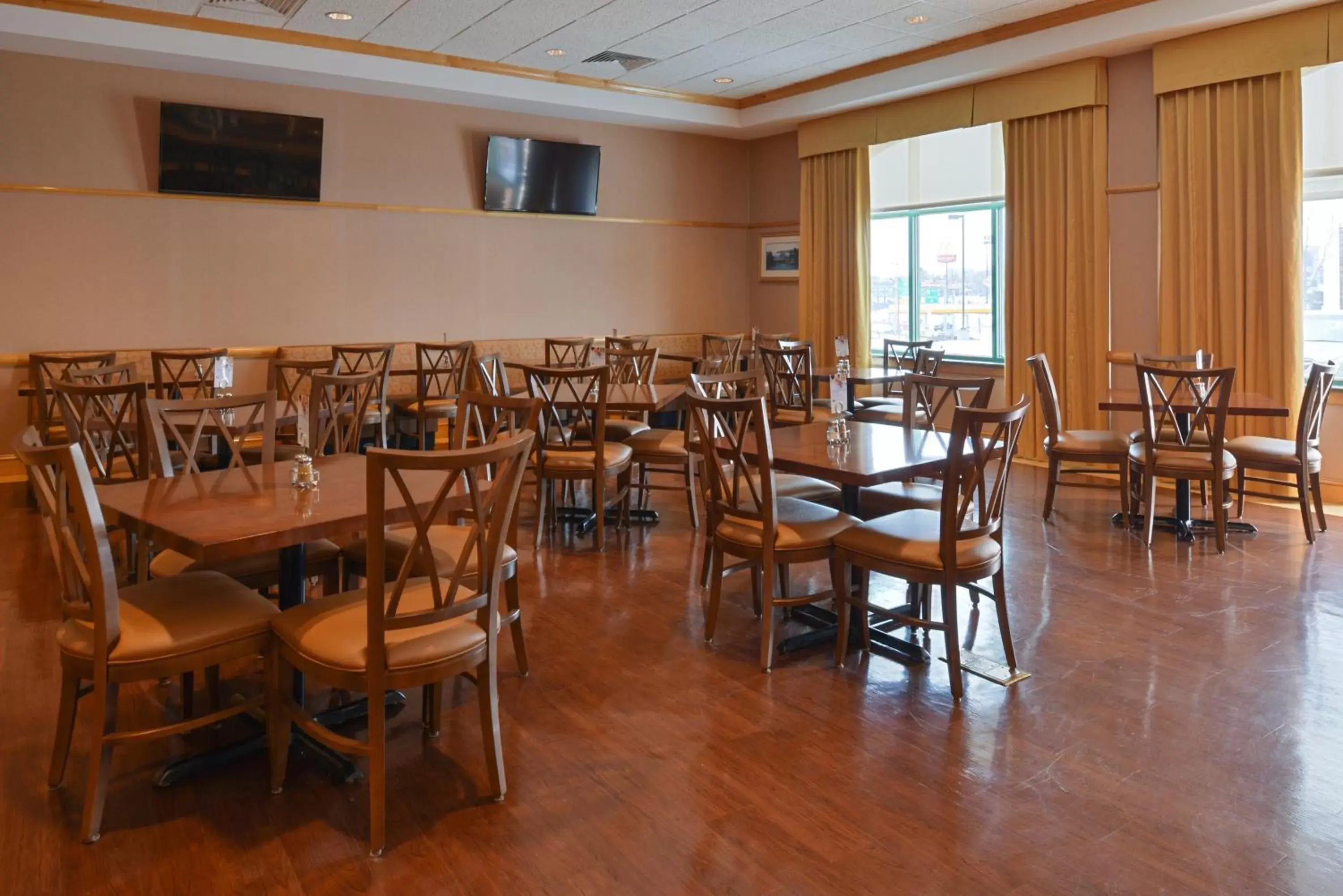 Breakfast, Restaurant/Places to Eat in Holiday Inn Express Breezewood, an IHG Hotel