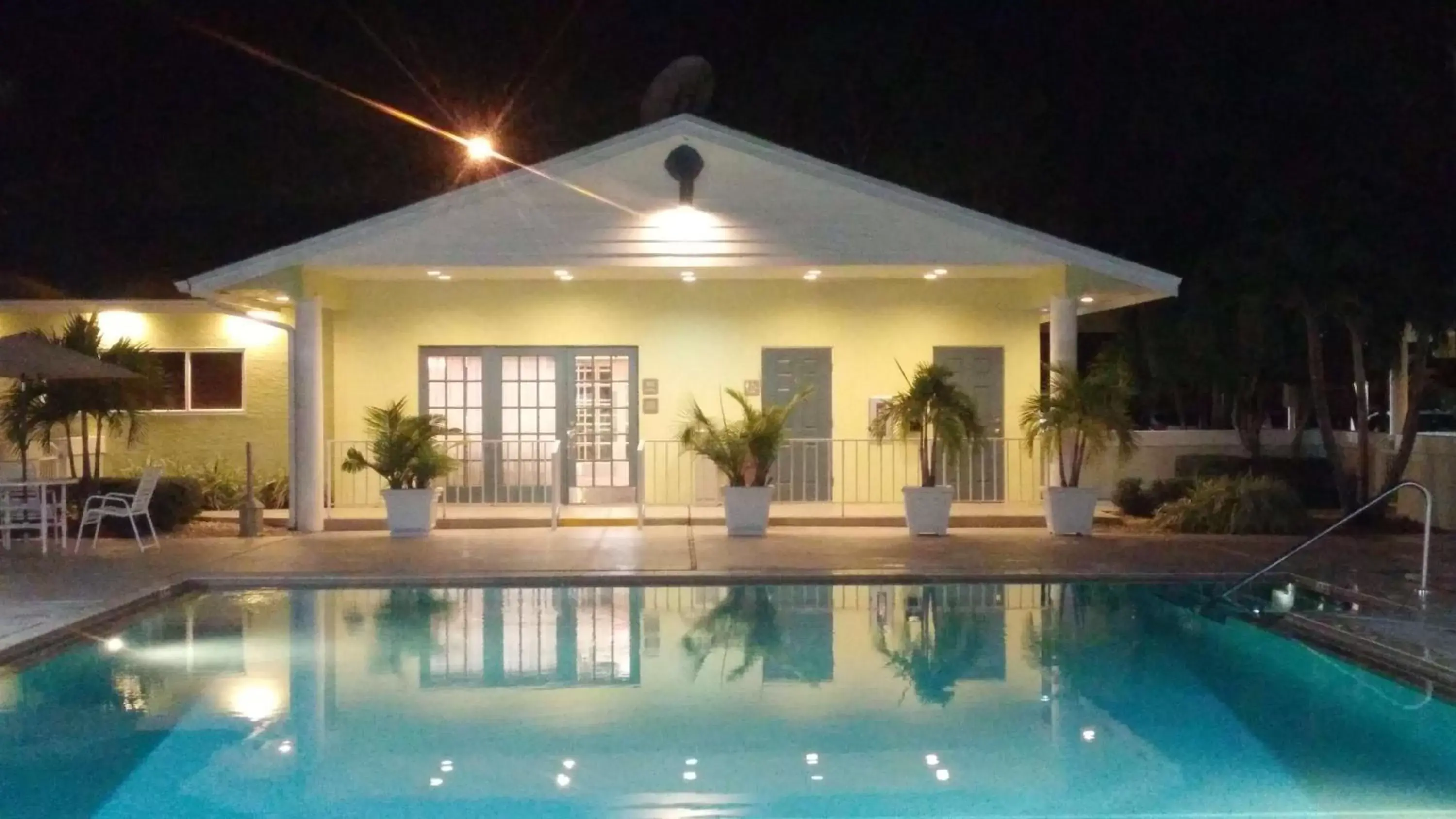 Property building, Swimming Pool in Best Western Port St. Lucie
