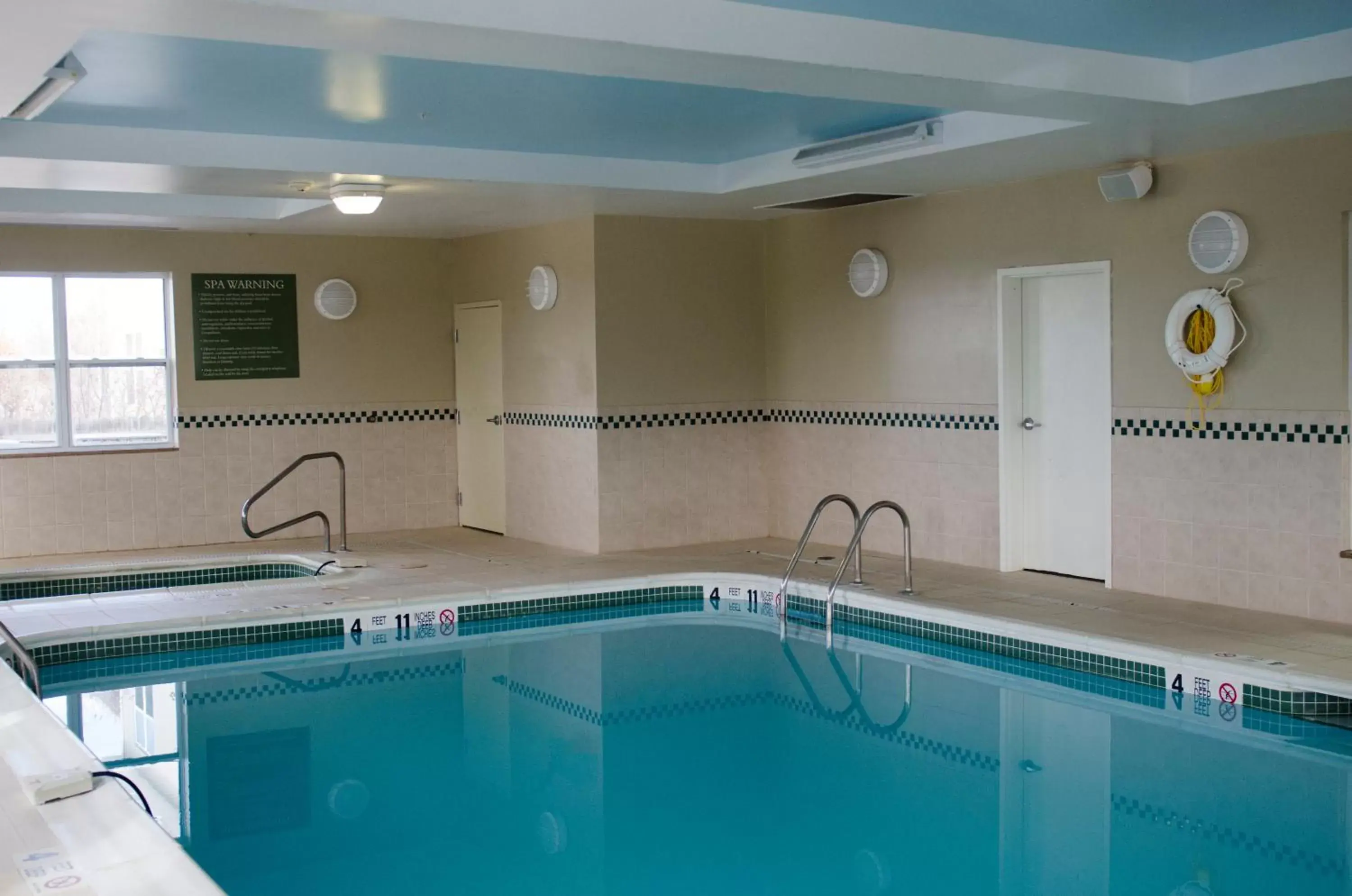 Swimming Pool in Country Inn & Suites by Radisson, Ithaca, NY