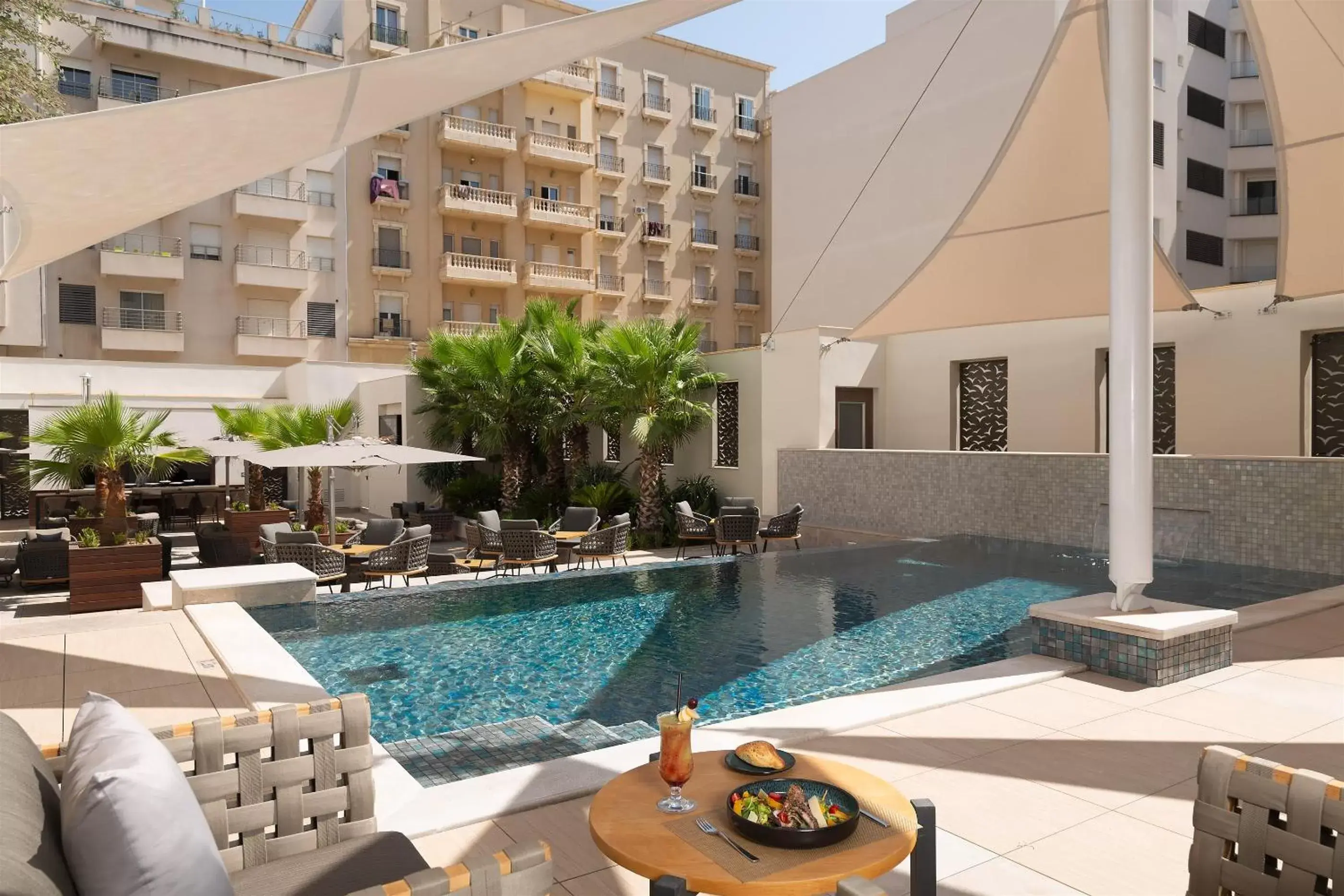 Restaurant/places to eat, Swimming Pool in Novotel Tunis Lac