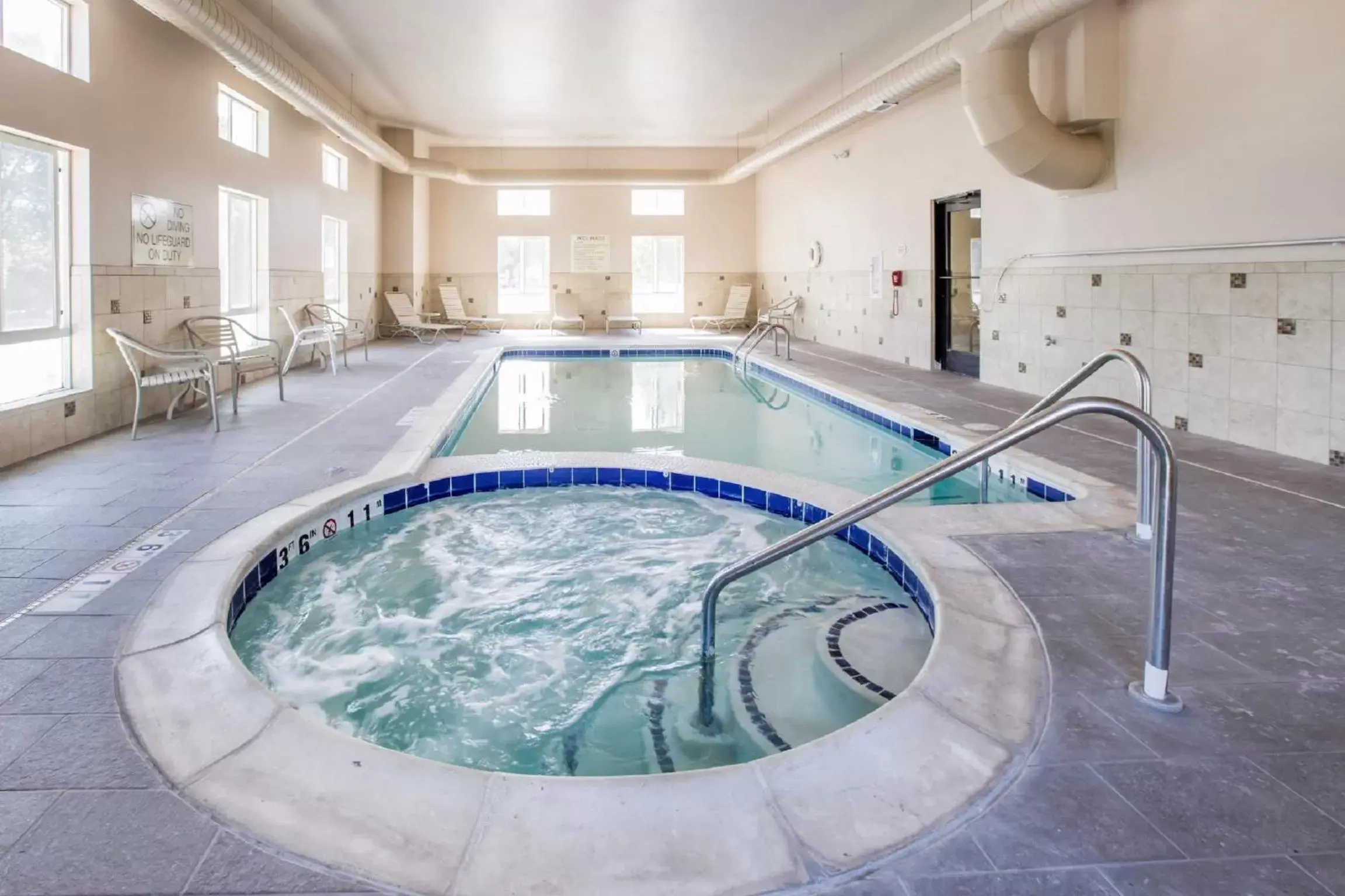 Hot Tub, Swimming Pool in Grand Vista Hotel Parachute