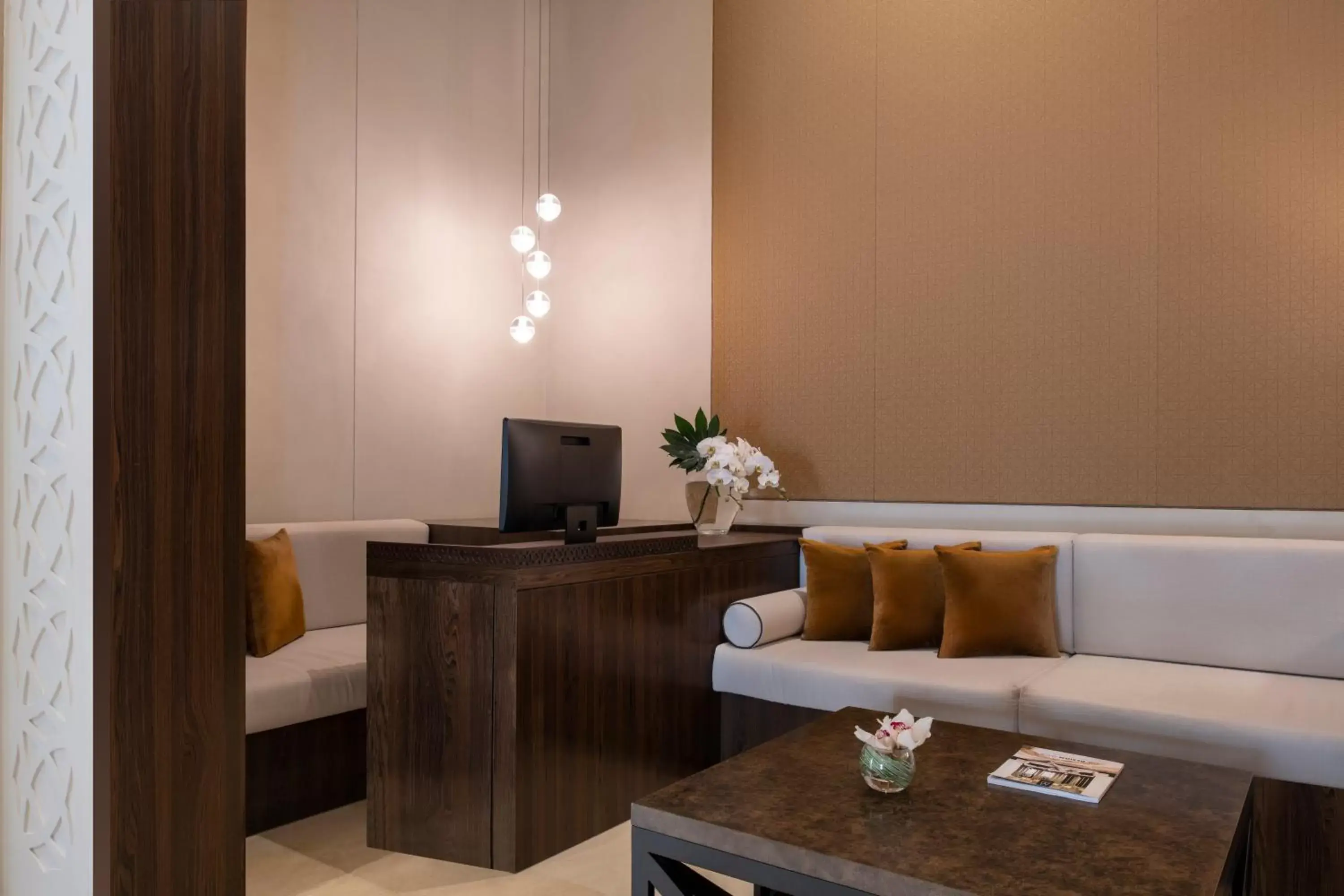 Lobby or reception, TV/Entertainment Center in Alwadi Hotel Doha - MGallery