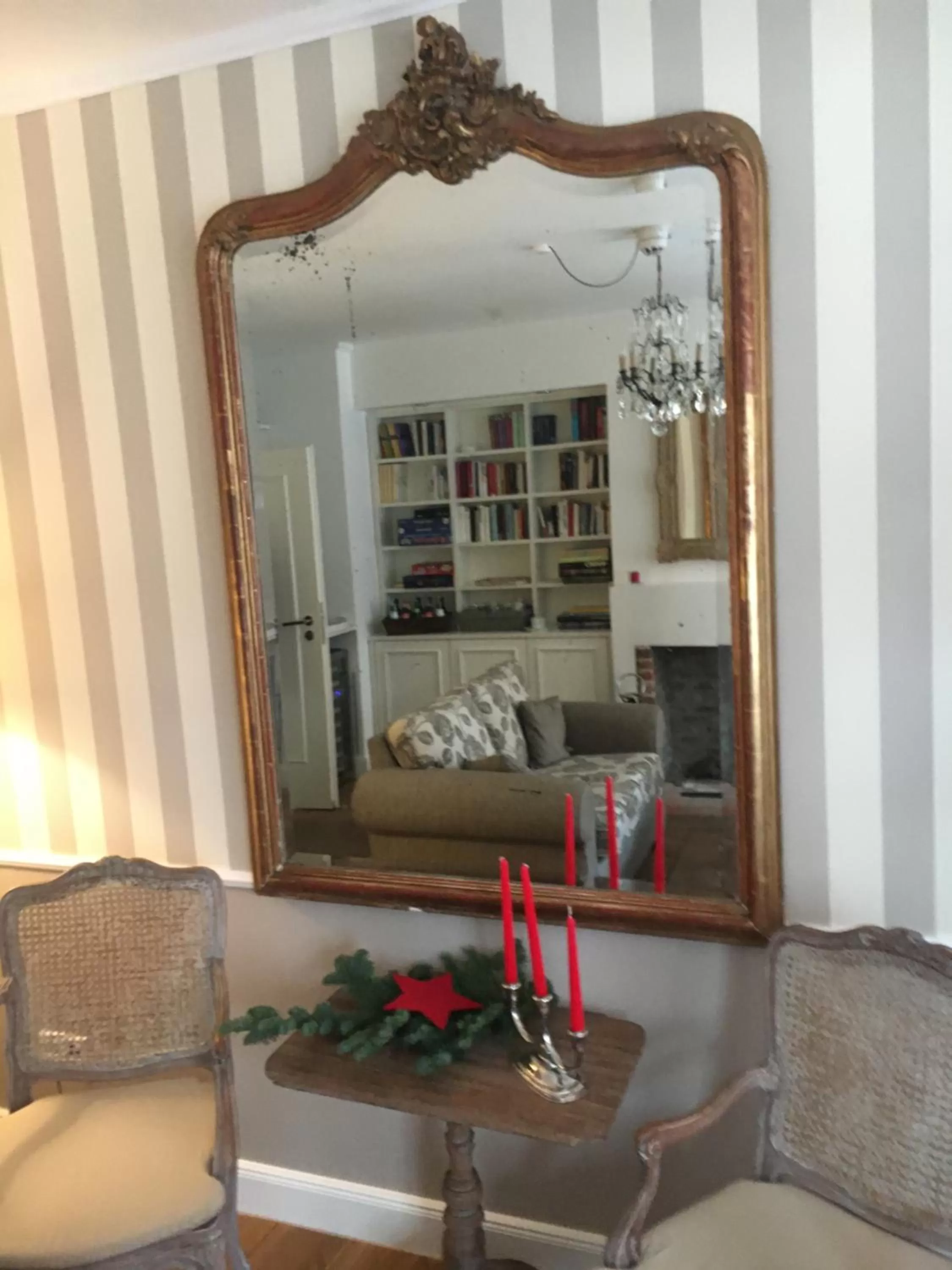 Restaurant/places to eat in Hotel No. 11