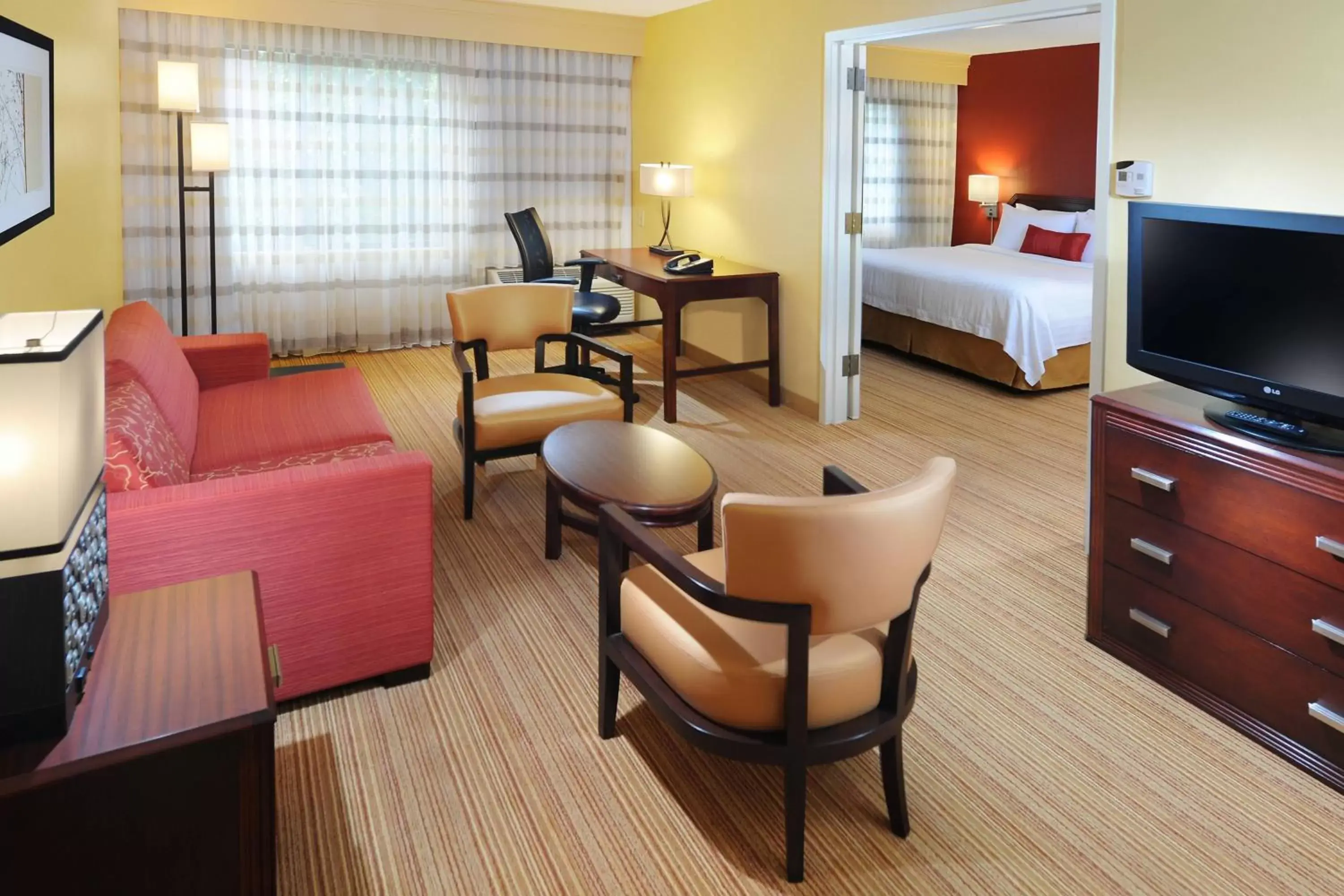 Bedroom, TV/Entertainment Center in Courtyard by Marriott Houston Hobby Airport