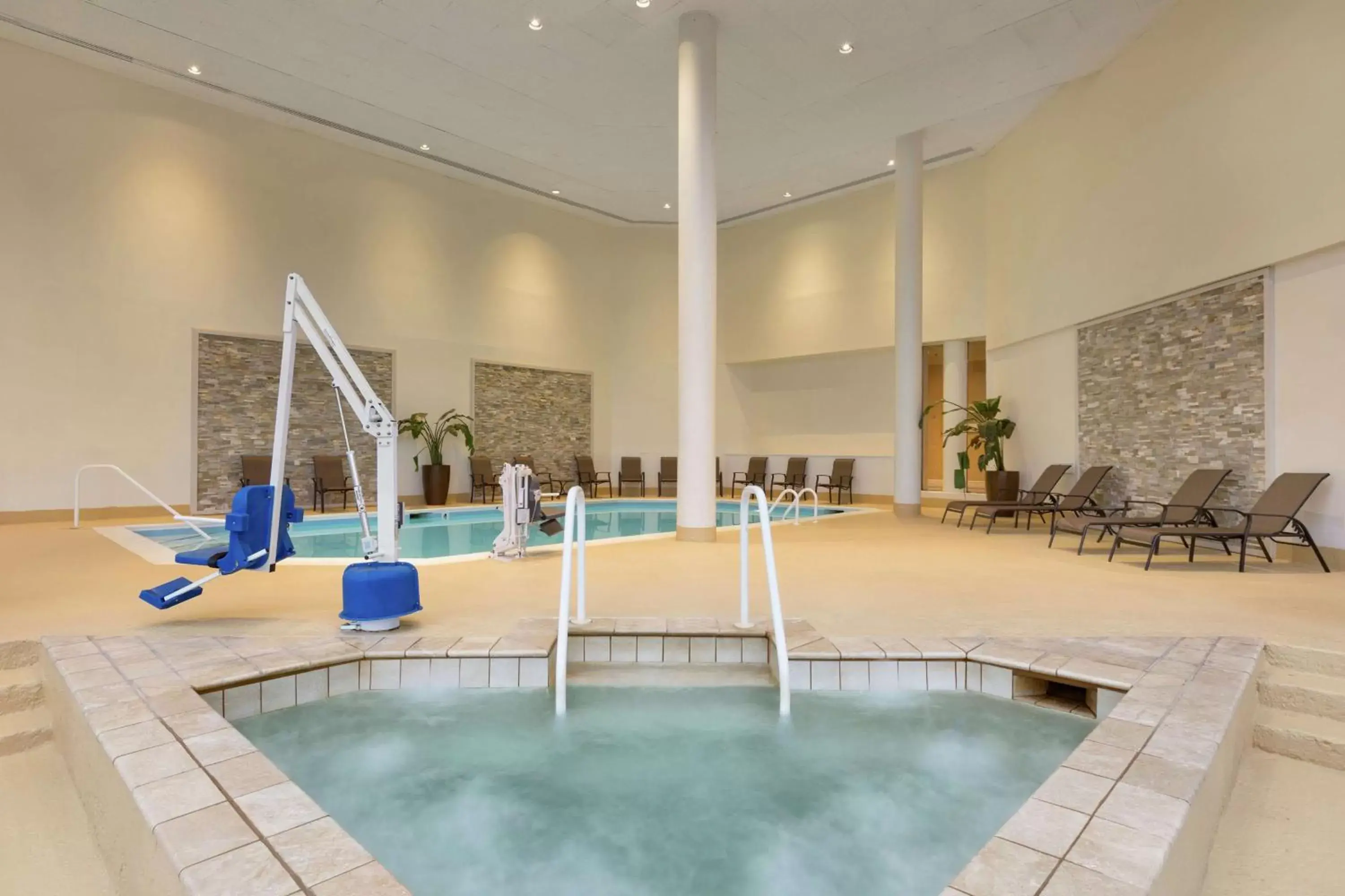 Pool view, Swimming Pool in DoubleTree by Hilton Hotel & Executive Meeting Center Somerset