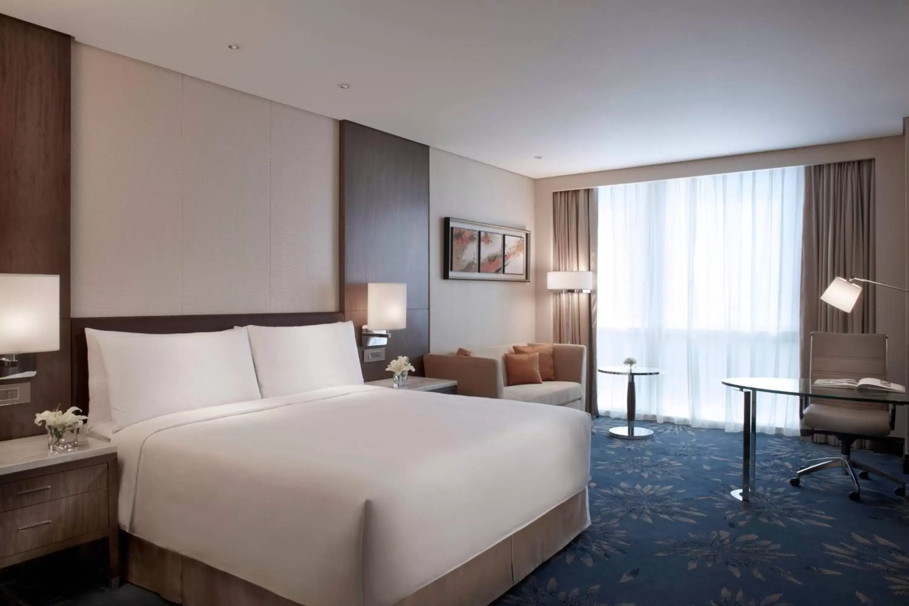 Photo of the whole room, Bed in Shanghai Marriott Hotel Pudong East
